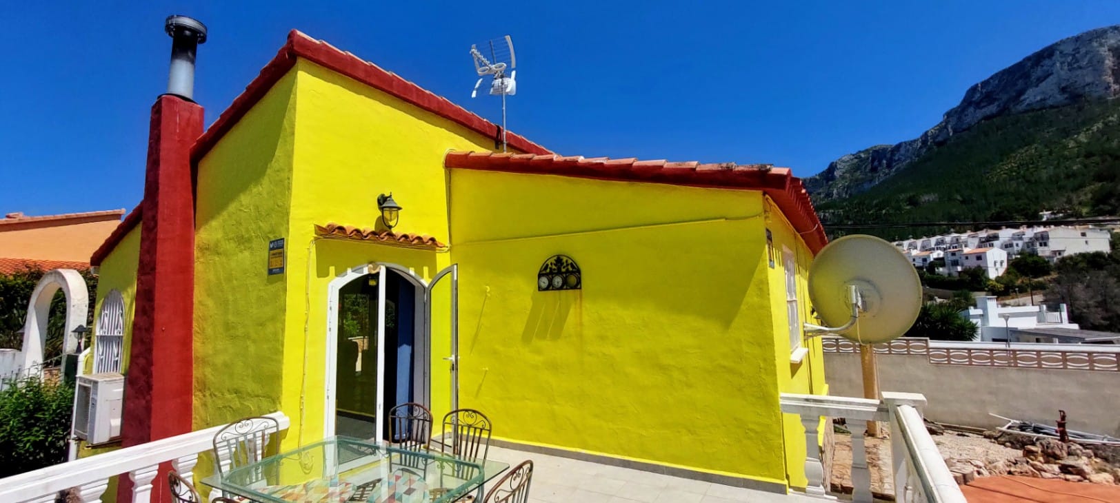 Villa en venta en Denia con piscina privada y terreno amplio.