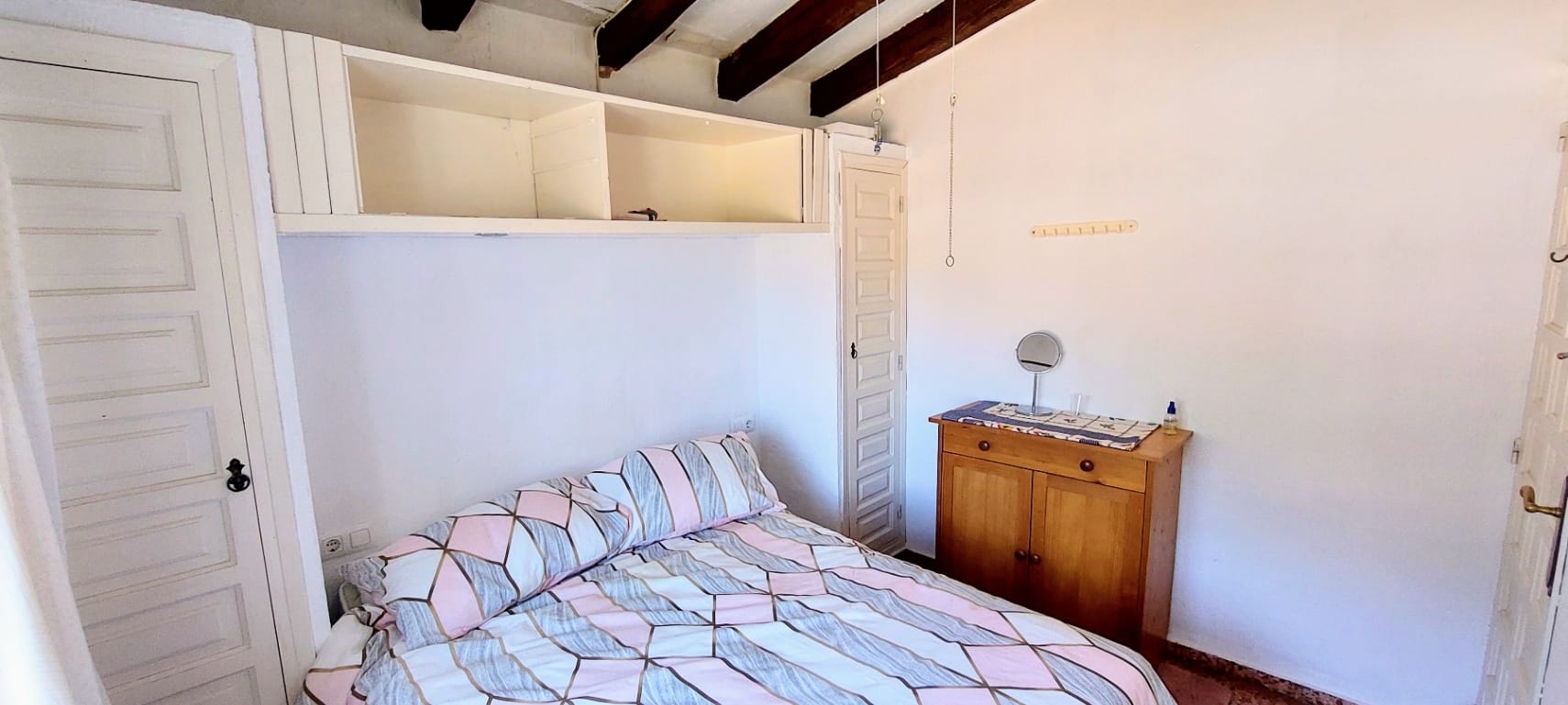 Villa en venta en Denia con piscina privada y terreno amplio.