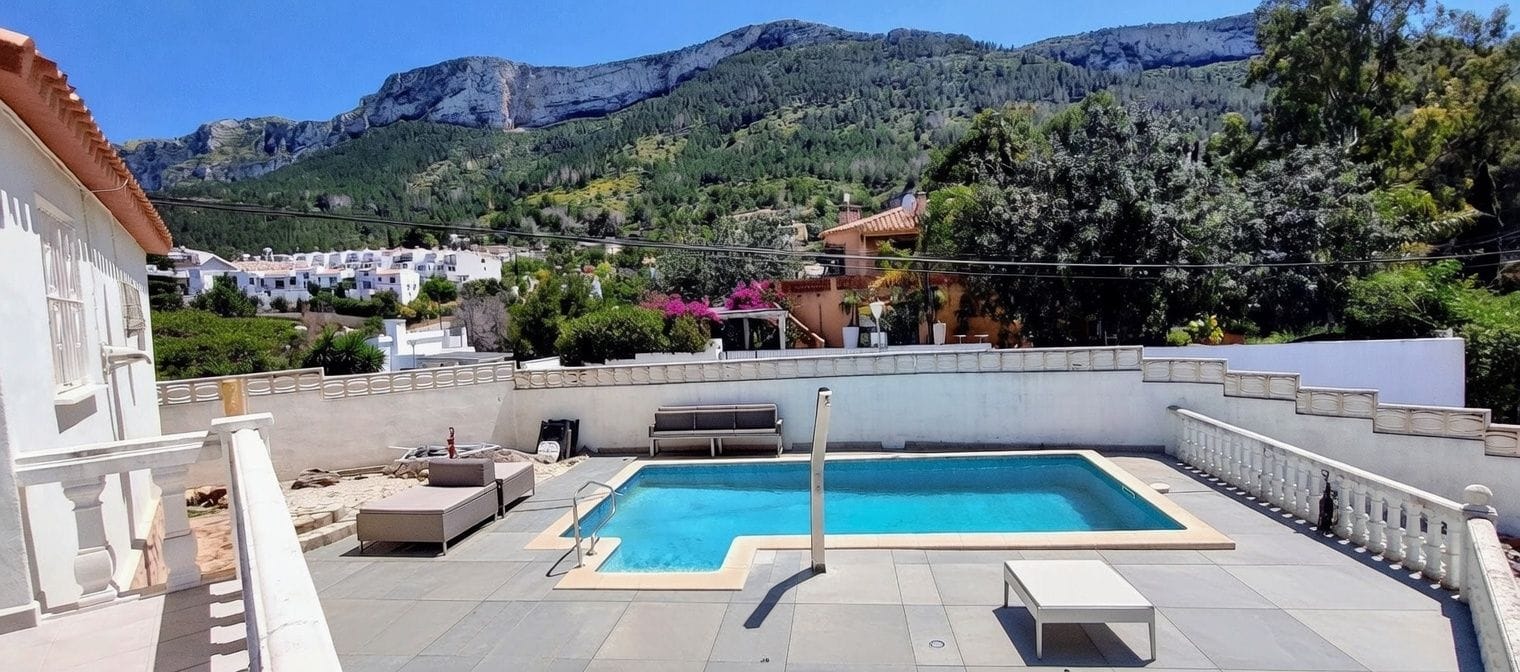 Villa en venta en Denia con piscina privada y terreno amplio.