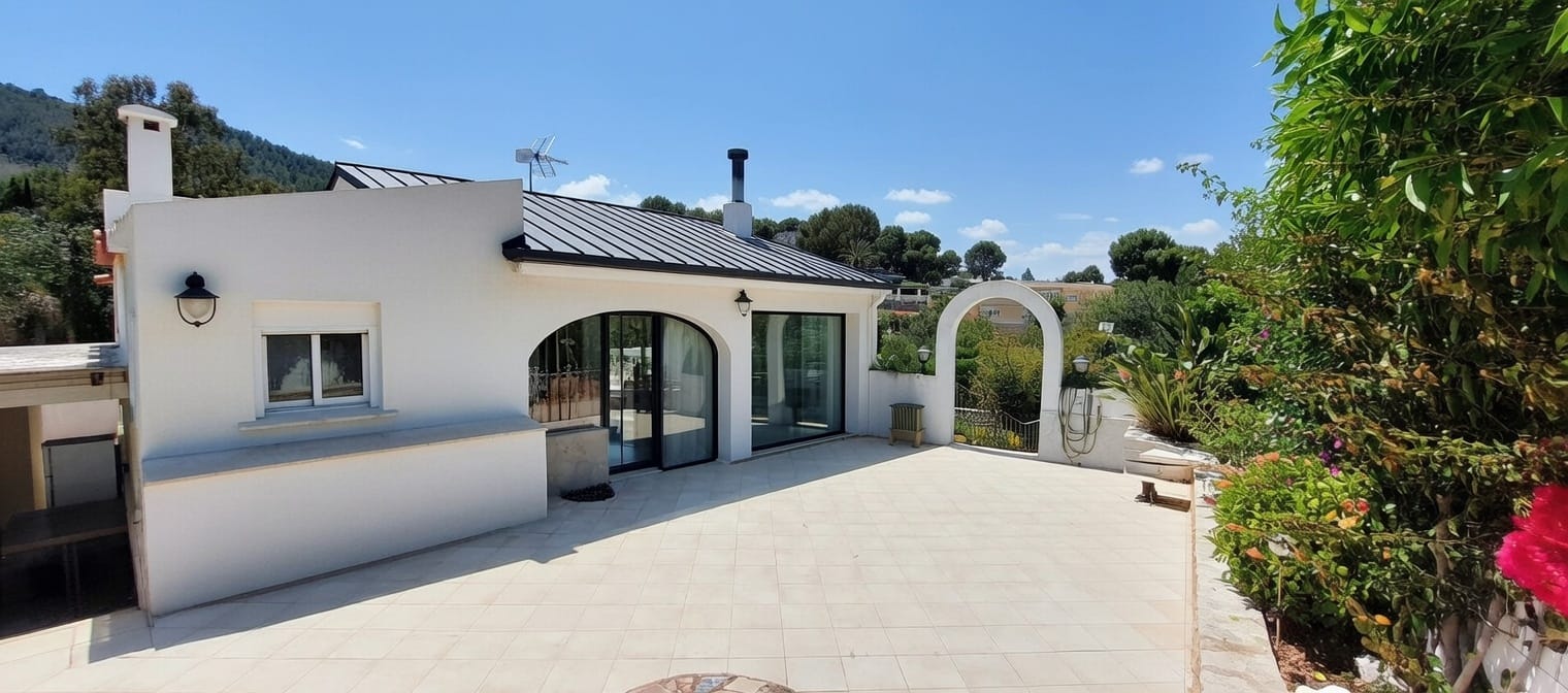 Villa en venta en Denia con piscina privada y terreno amplio.