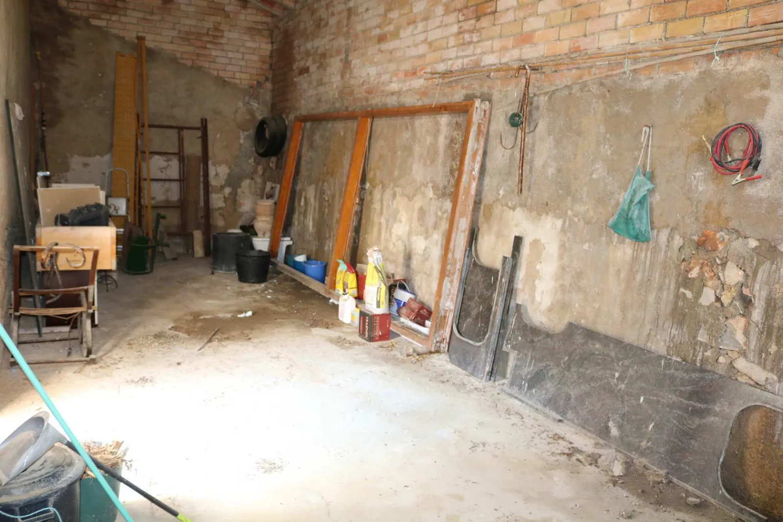 Dorpswoning in Orba met dubbele garage en veel potentieel