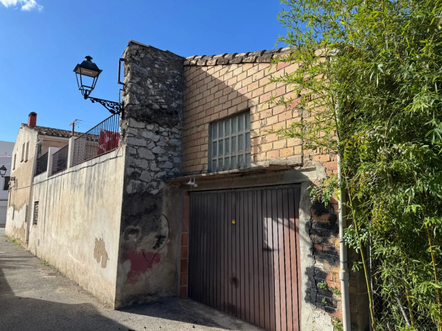 Dorpswoning in Orba met dubbele garage en veel potentieel