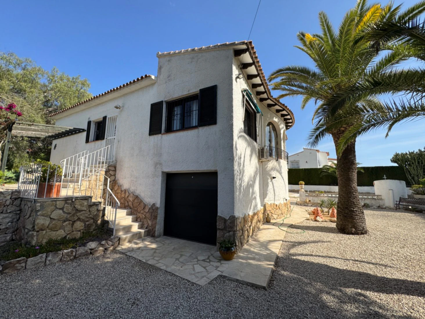 Villa te koop in Moraira – toplocatie dicht bij centrum, strand en voorzieningen