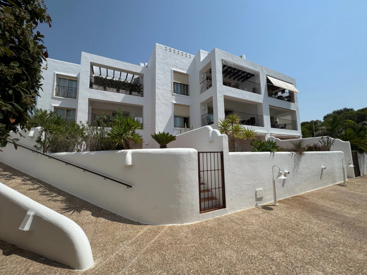 Apartamento de lujo en Moraira Club en planta baja con gran terraza cerca de la playa
