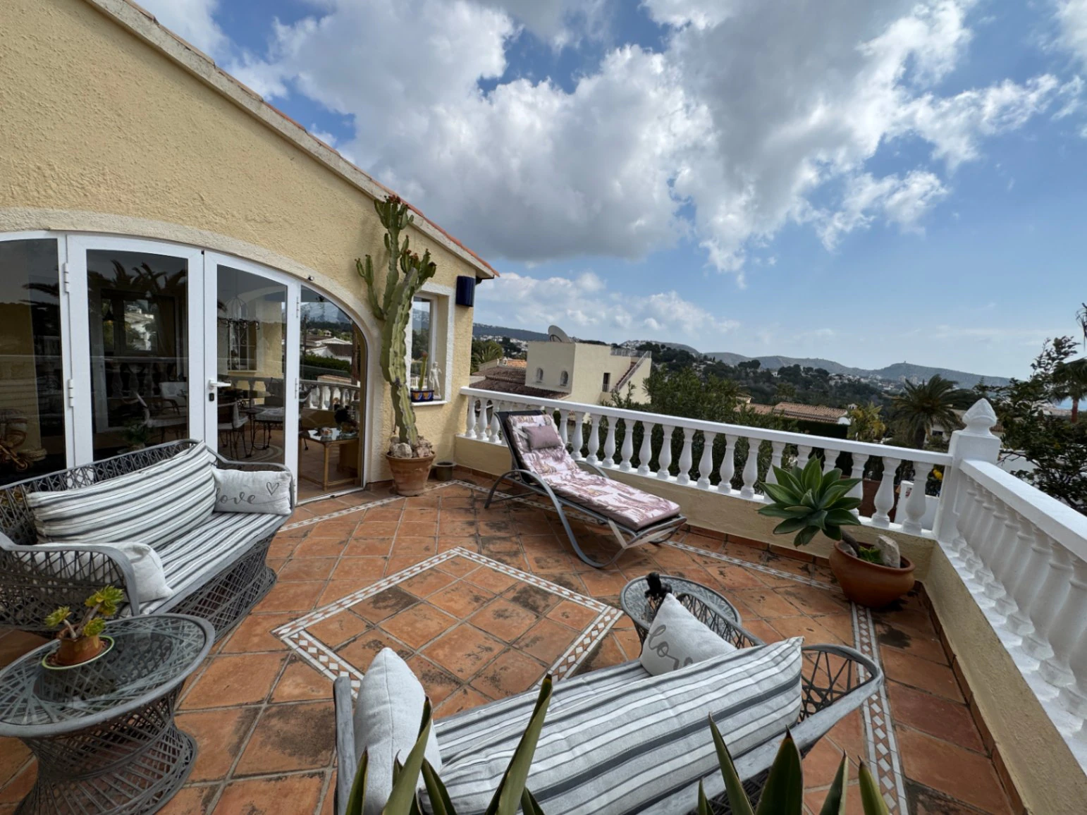 CH3400 - Villa à vendre à Moraira avec appartement d’invités et vue sur la mer