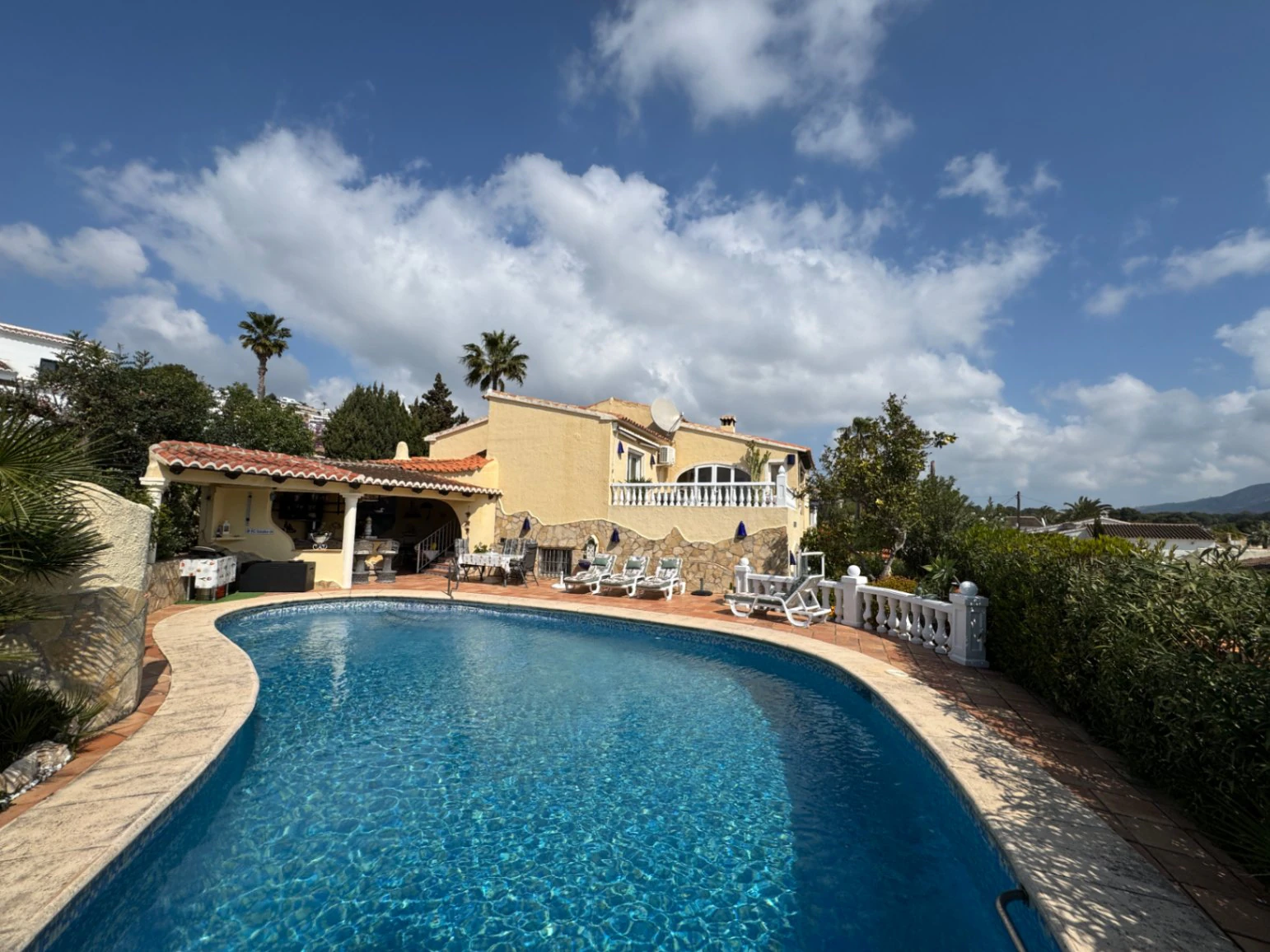 CH3400 - Villa à vendre à Moraira avec appartement d’invités et vue sur la mer