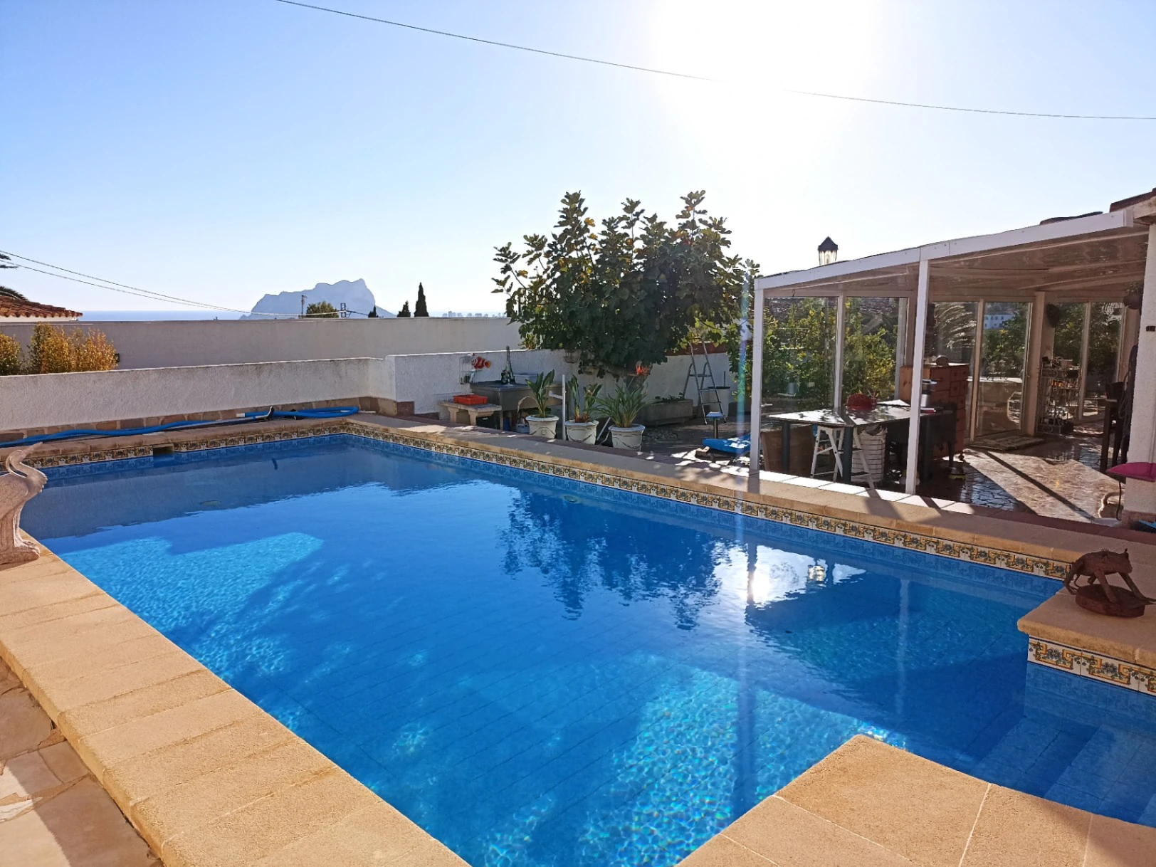 Villa in Moraira with sea views, swimming pool and independent apartments near the golf course