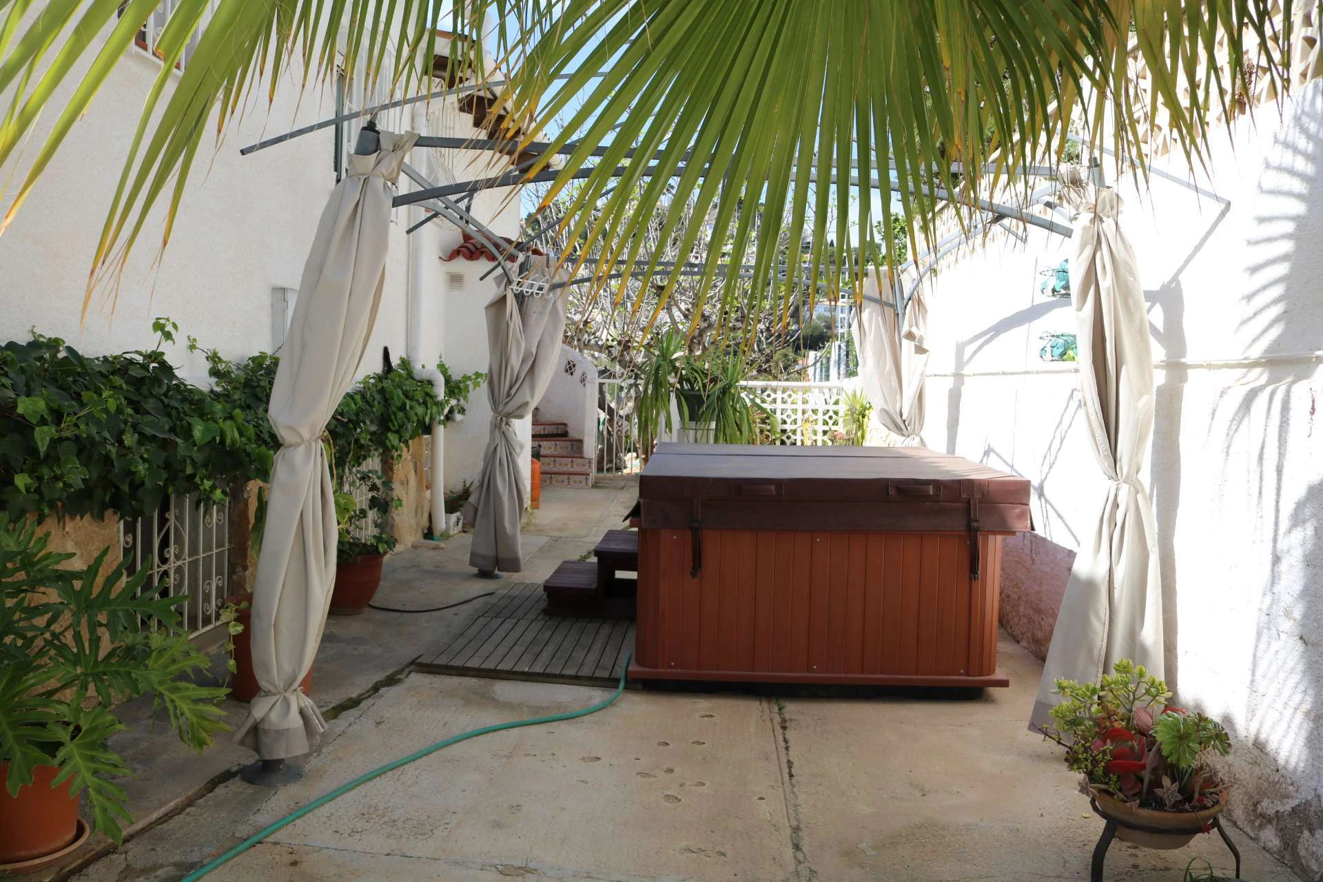 Villa in Moraira with sea views, swimming pool and independent apartments near the golf course