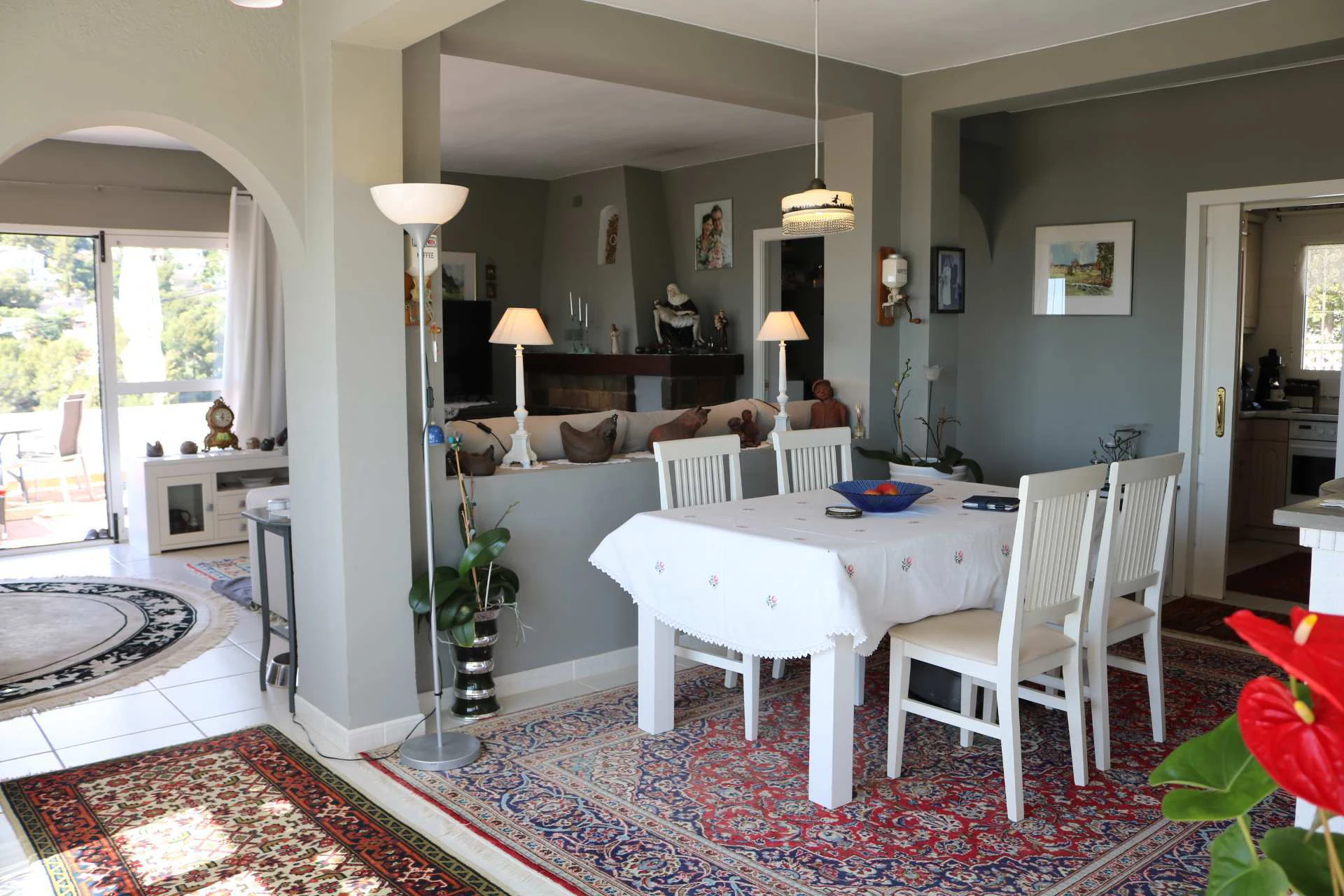 Villa in Moraira with sea views, swimming pool and independent apartments near the golf course