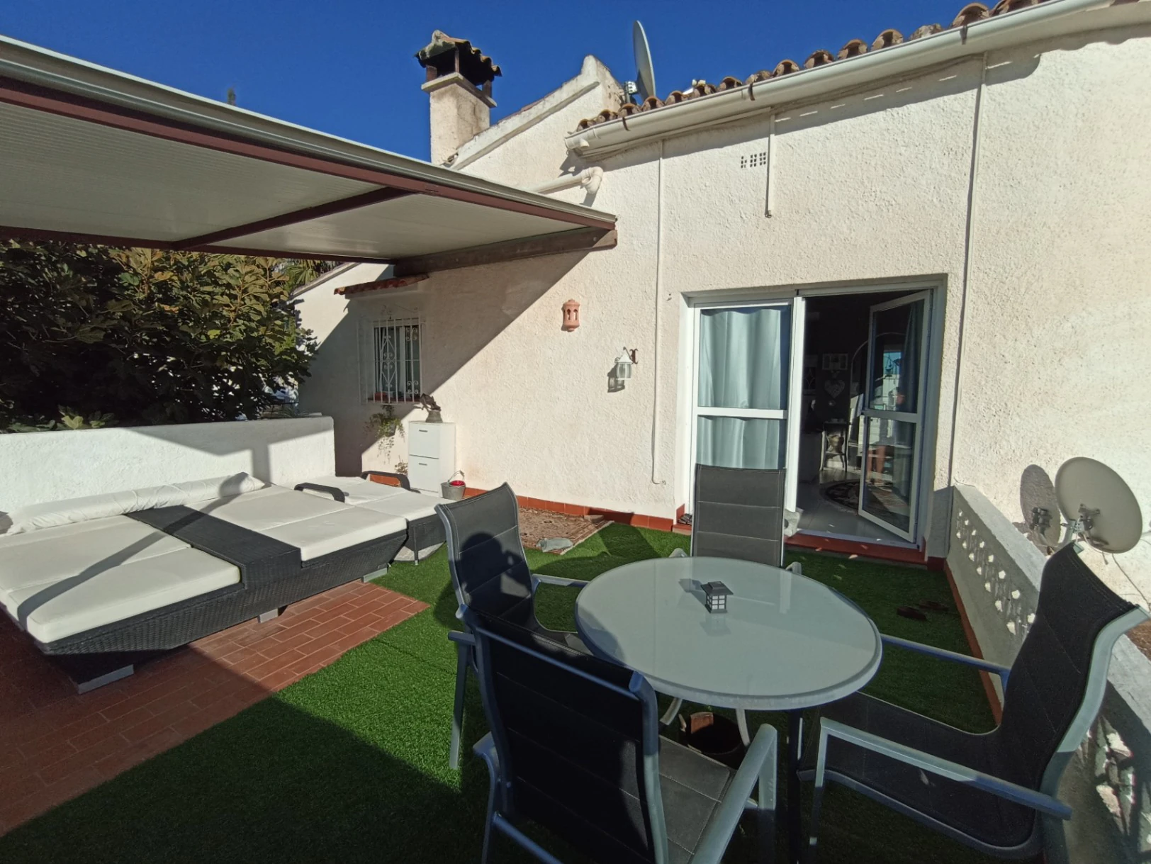 Villa in Moraira with sea views, swimming pool and independent apartments near the golf course