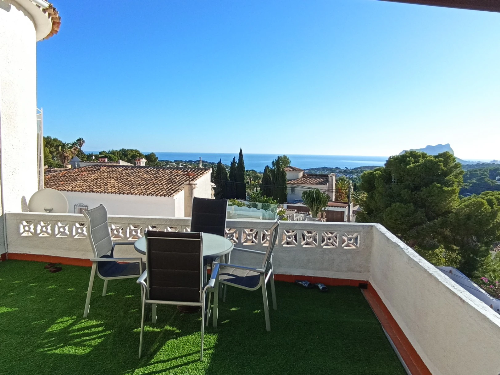 Villa in Moraira with sea views, swimming pool and independent apartments near the golf course