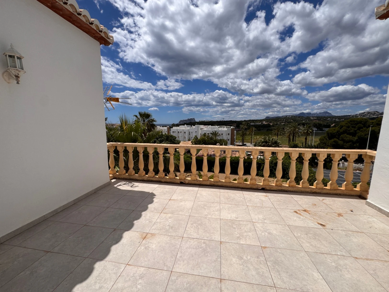 Villa in Moraira, 400 meters from the town center, with swimming pool, sea views and 5 bedrooms