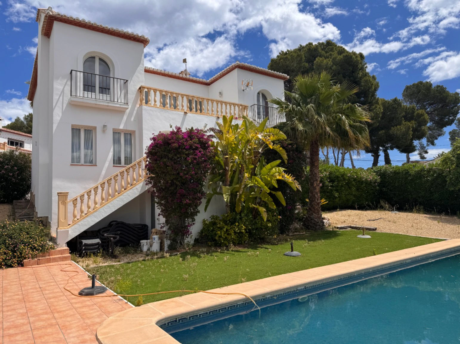 Villa in Moraira, 400 meters from the town center, with swimming pool, sea views and 5 bedrooms