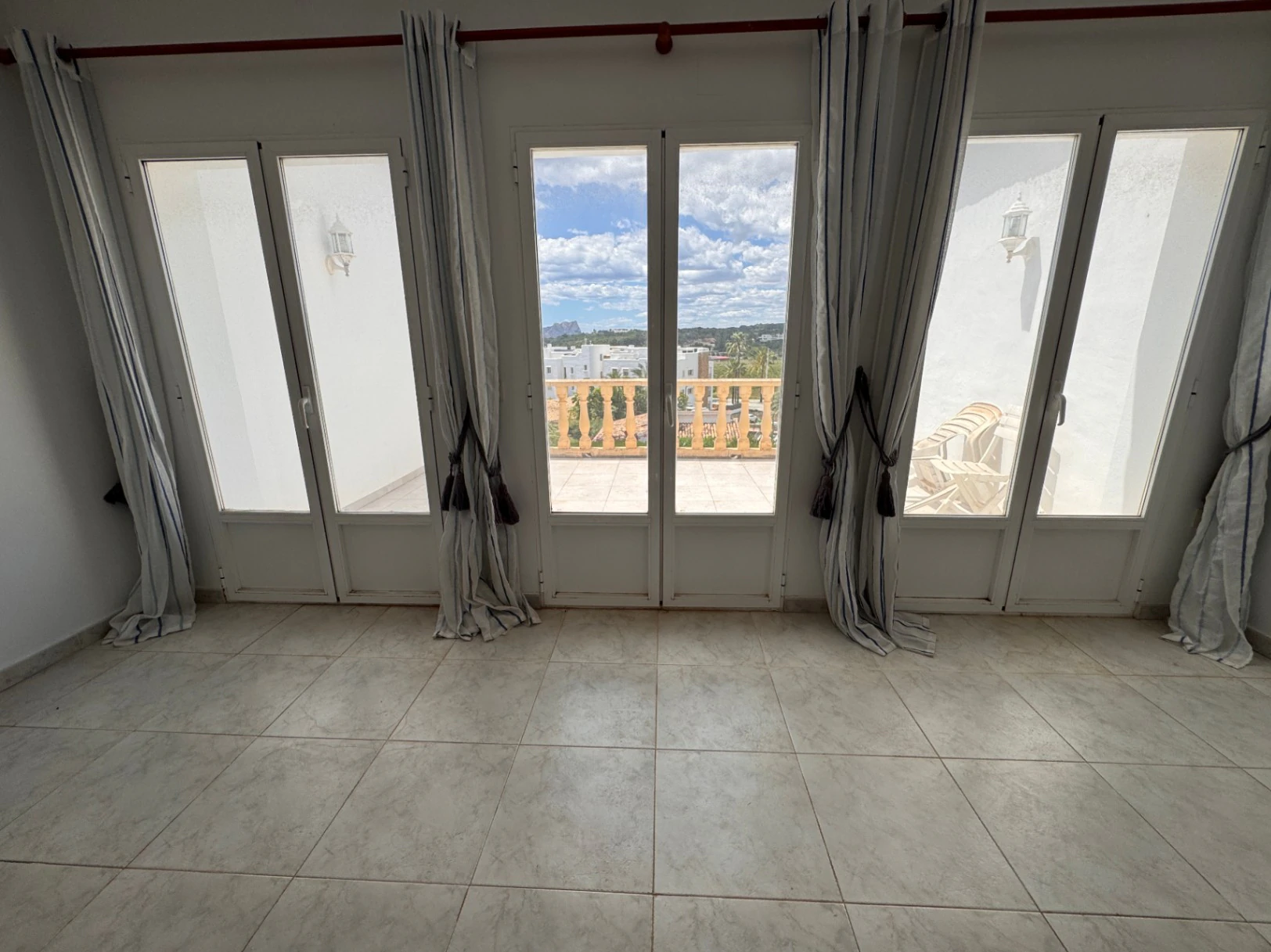 Villa in Moraira, 400 meters from the town center, with swimming pool, sea views and 5 bedrooms