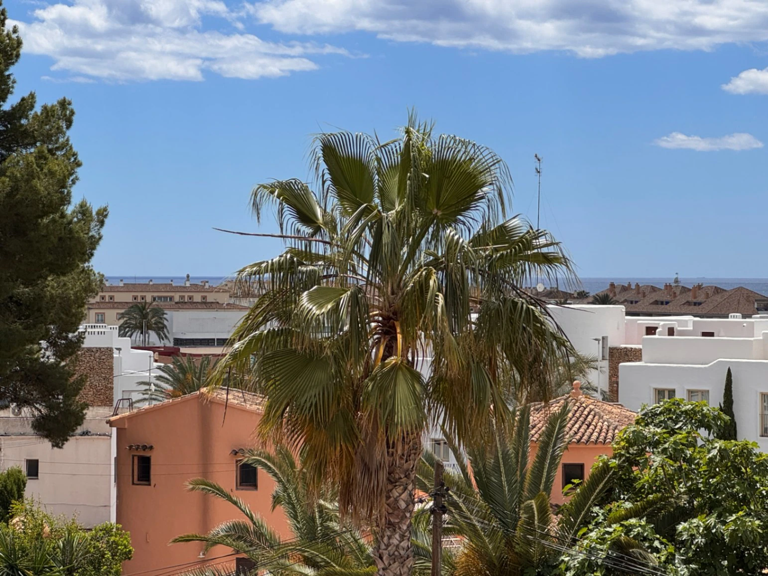 Villa in Moraira, 400 meters from the town center, with swimming pool, sea views and 5 bedrooms