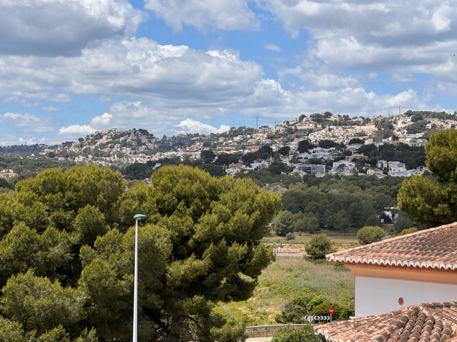 Villa in Moraira, 400 meters from the town center, with swimming pool, sea views and 5 bedrooms