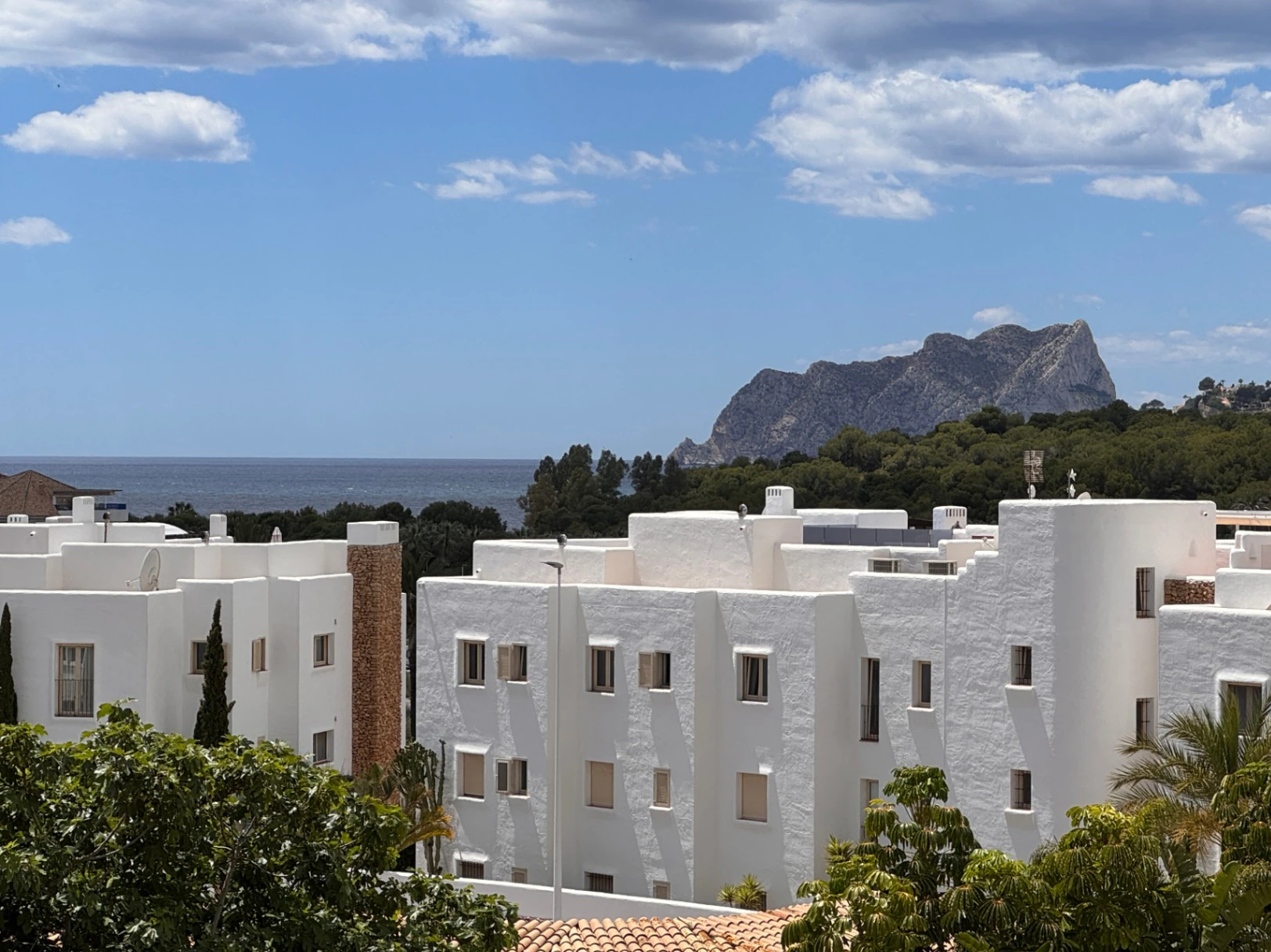 Villa in Moraira, 400 meters from the town center, with swimming pool, sea views and 5 bedrooms