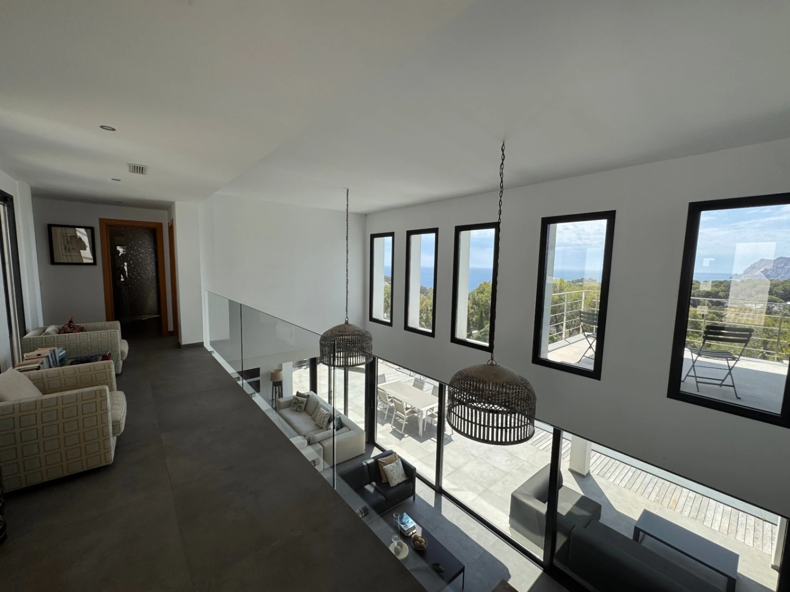 Moderna villa en venta en Benissa con vistas al mar, piscina infinity y diseño contemporáneo