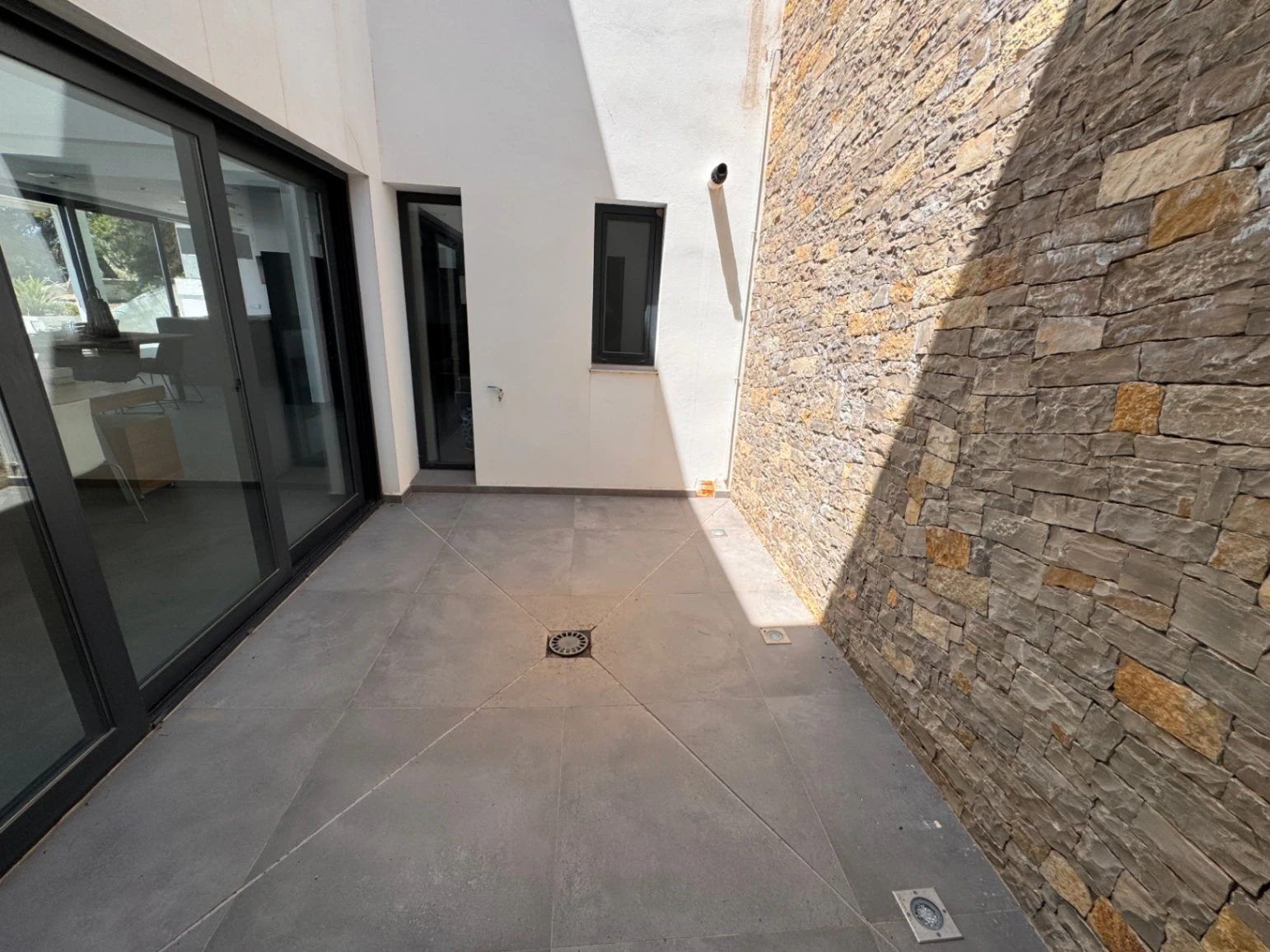 Moderna villa en venta en Benissa con vistas al mar, piscina infinity y diseño contemporáneo