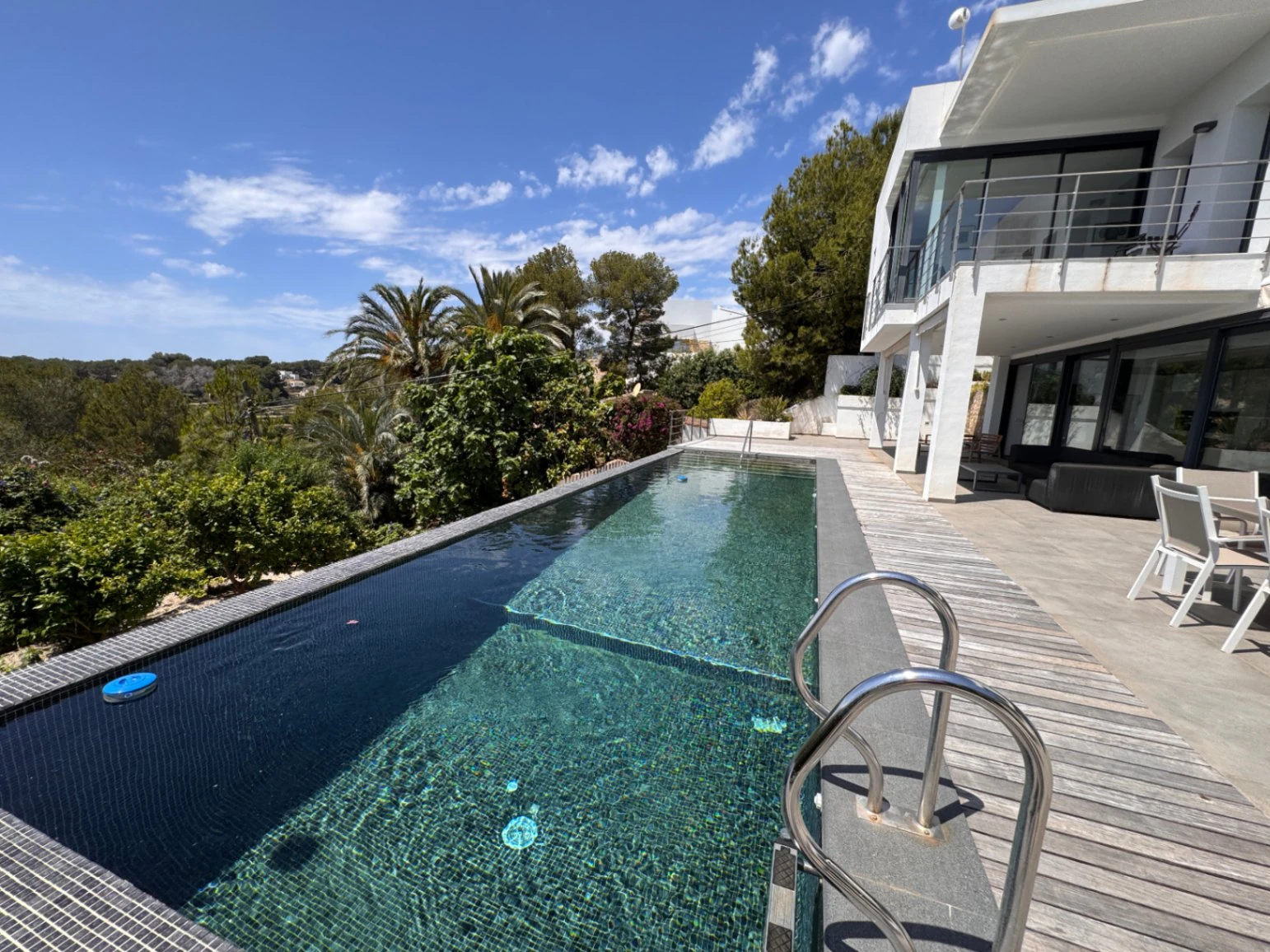 Moderna villa en venta en Benissa con vistas al mar, piscina infinity y diseño contemporáneo