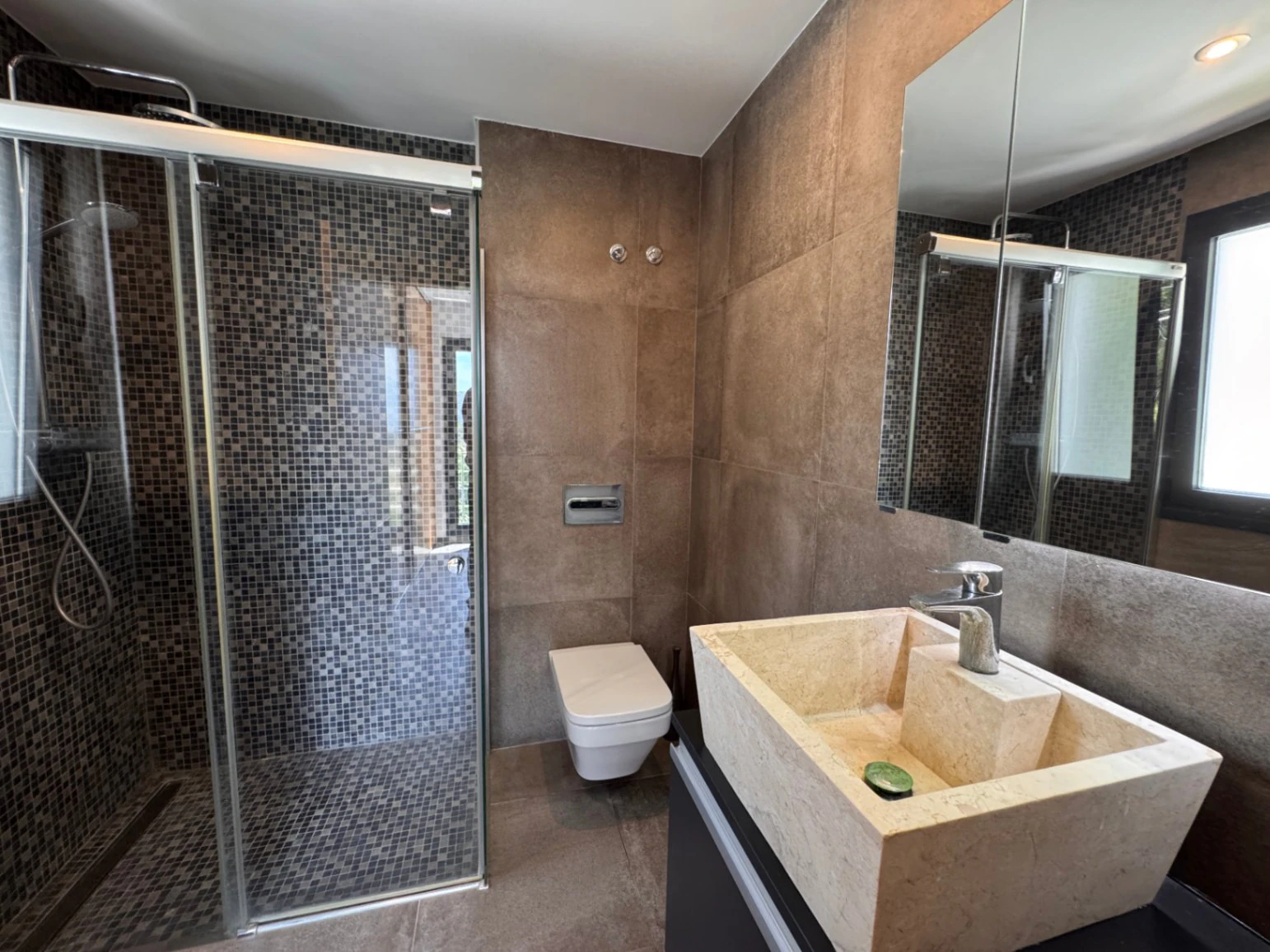 Moderna villa en venta en Benissa con vistas al mar, piscina infinity y diseño contemporáneo
