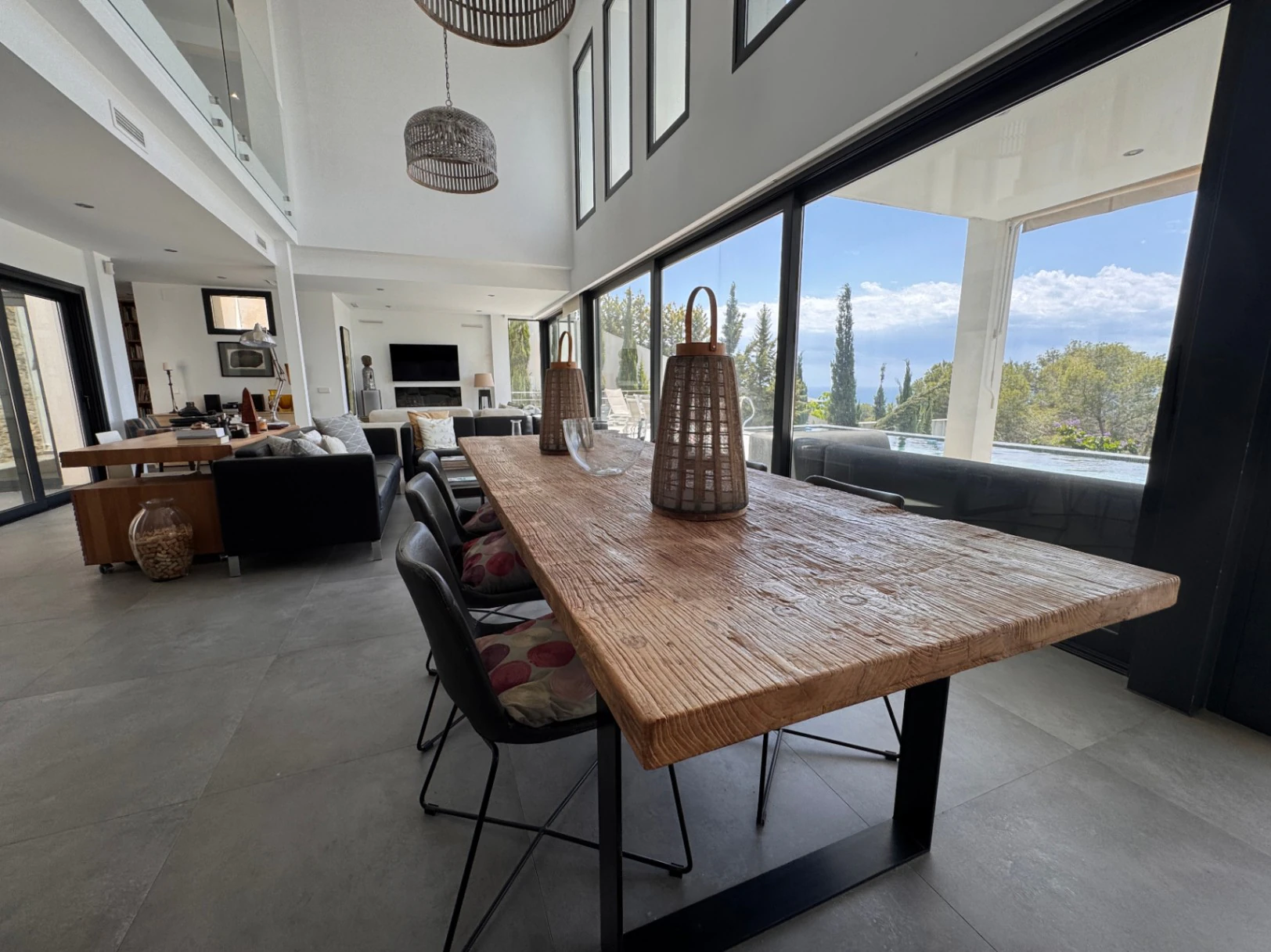 Moderna villa en venta en Benissa con vistas al mar, piscina infinity y diseño contemporáneo