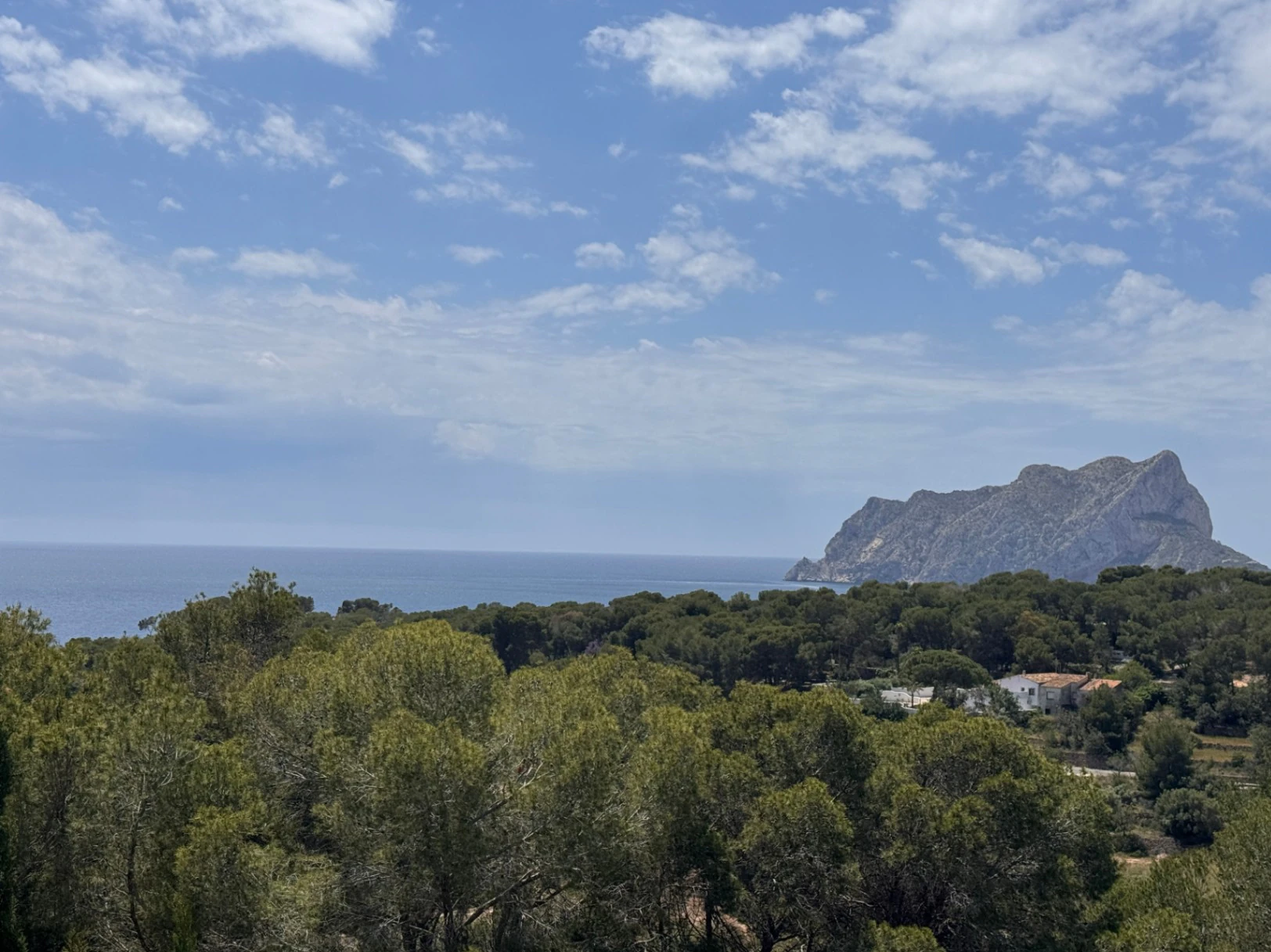 Moderna villa en venta en Benissa con vistas al mar, piscina infinity y diseño contemporáneo
