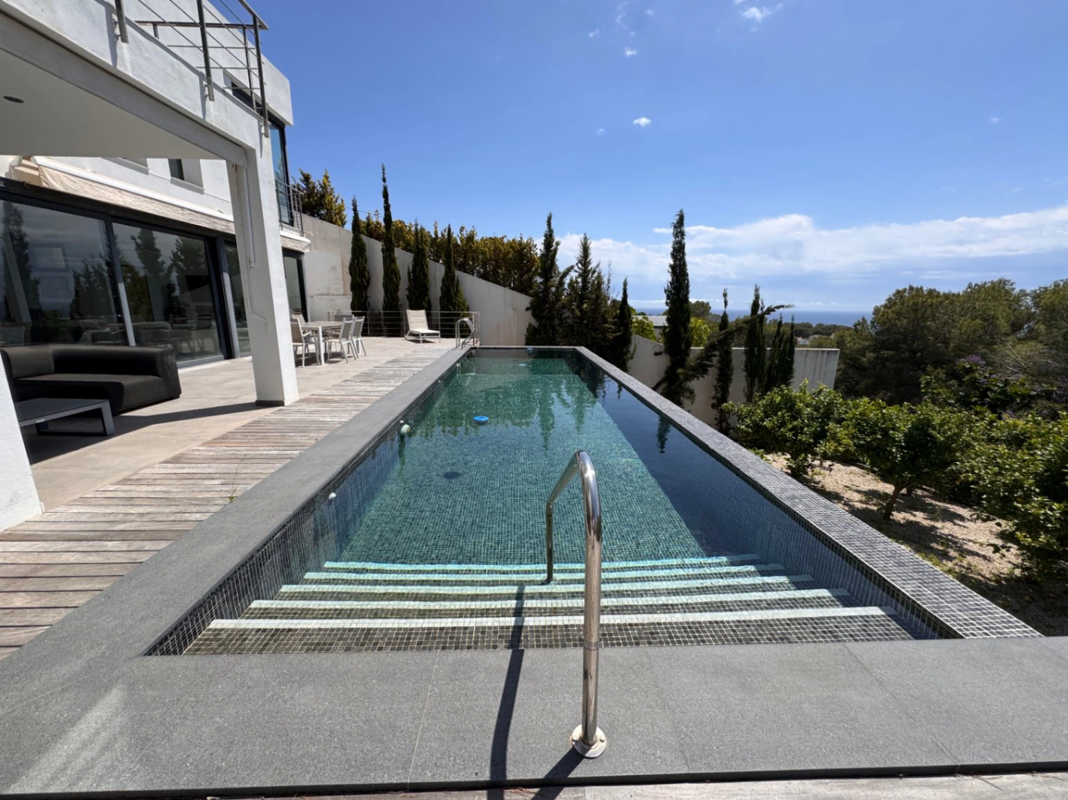 Moderna villa en venta en Benissa con vistas al mar, piscina infinity y diseño contemporáneo