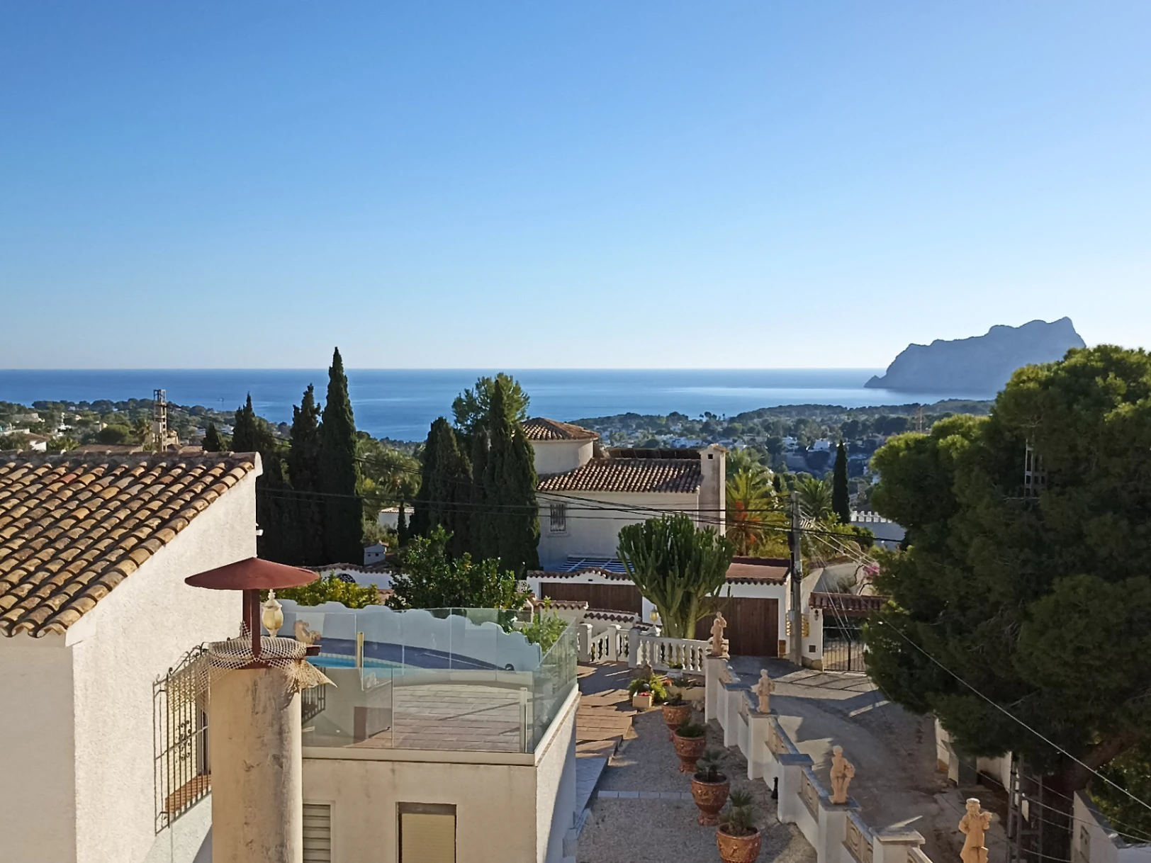 CH3158 - Villa in Moraira mit Meerblick, Pool und separaten Apartments nahe dem Golfplatz