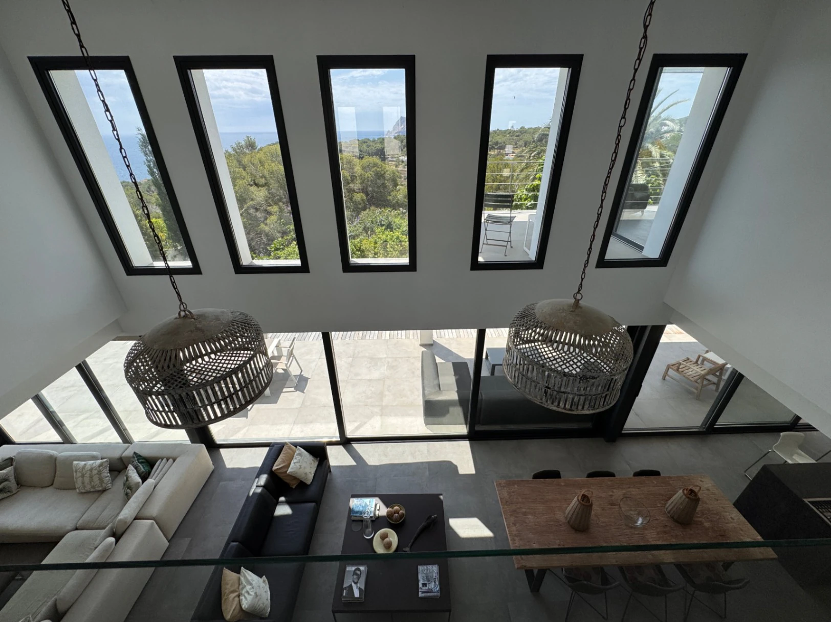Moderna villa en venta en Benissa con vistas al mar, piscina infinity y diseño contemporáneo