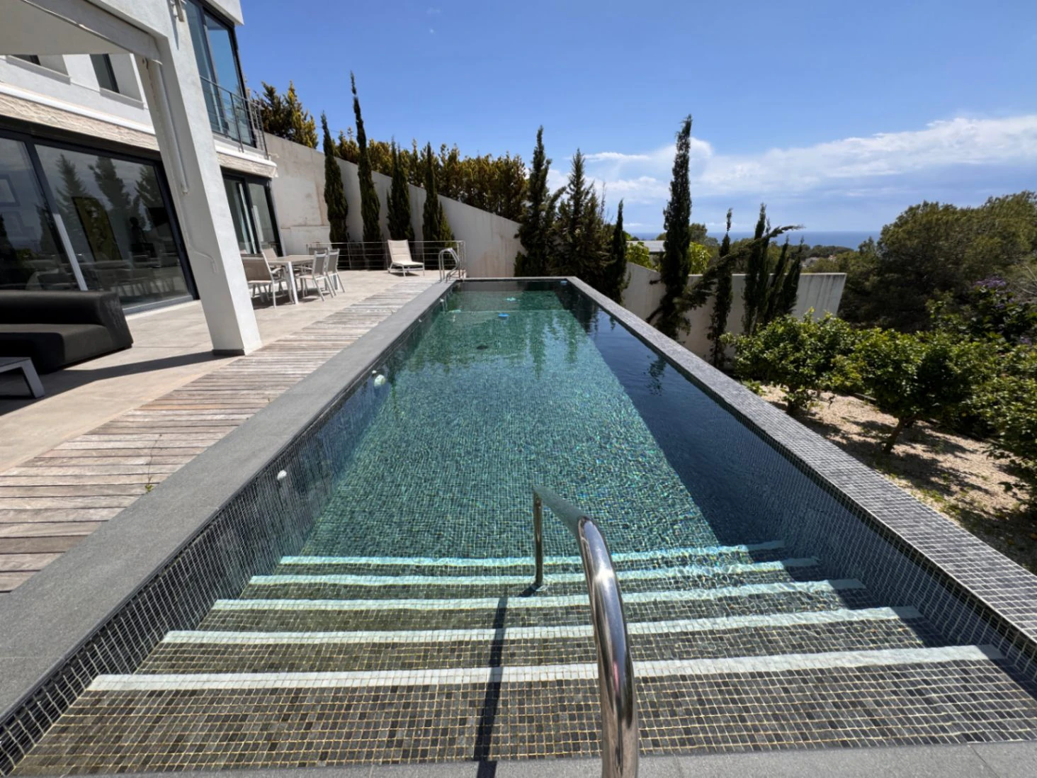 Moderna villa en venta en Benissa con vistas al mar, piscina infinity y diseño contemporáneo