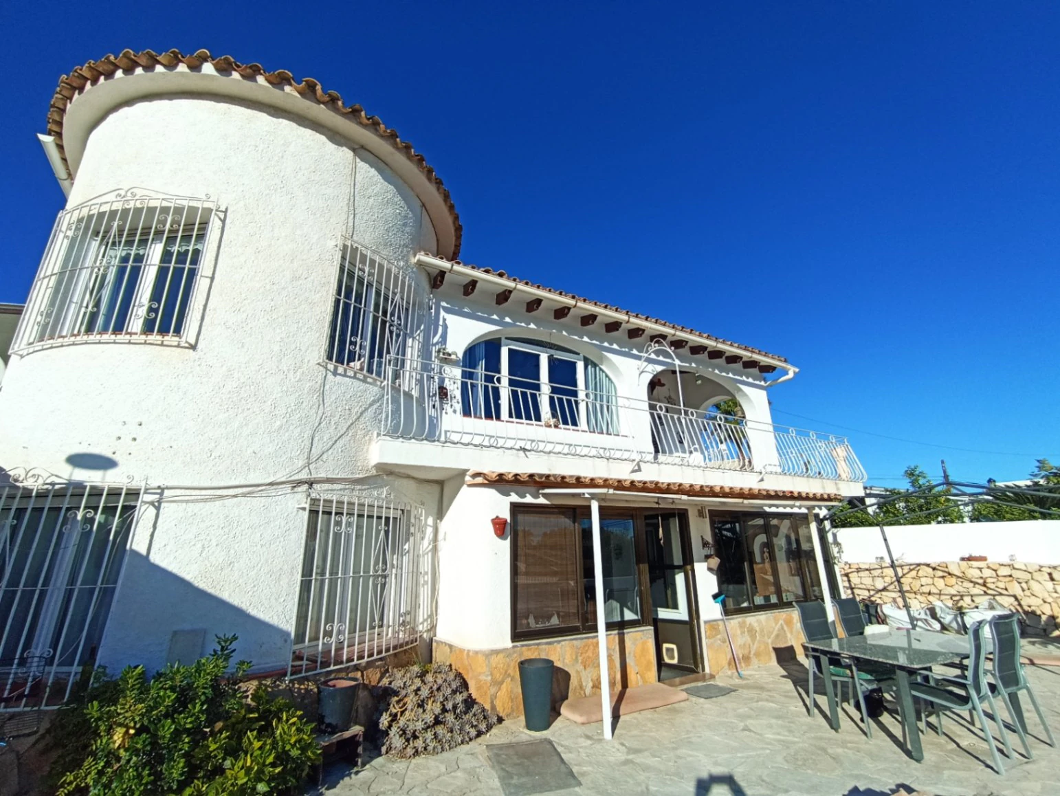 CH3158 - Villa in Moraira mit Meerblick, Pool und separaten Apartments nahe dem Golfplatz