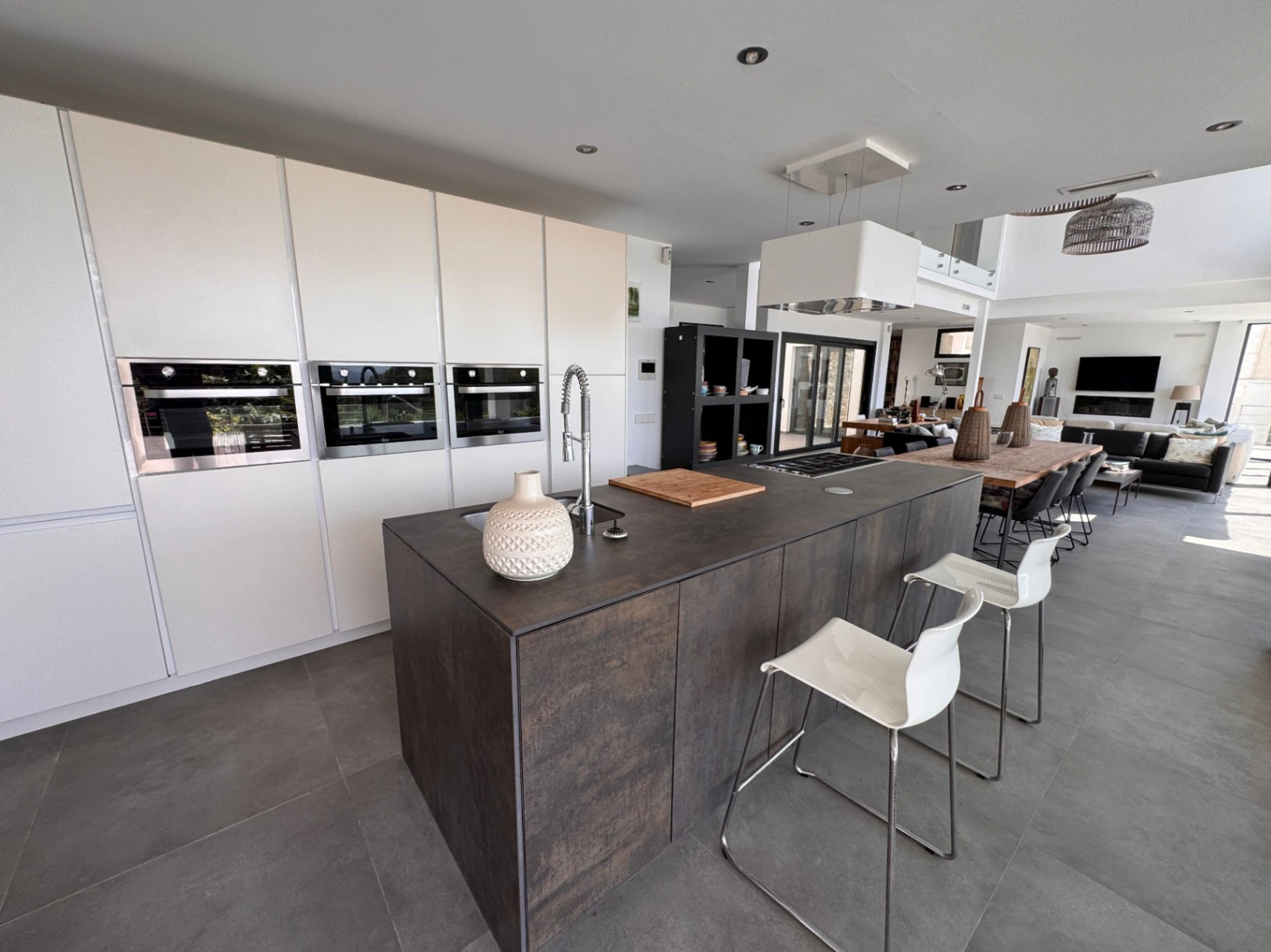 Moderna villa en venta en Benissa con vistas al mar, piscina infinity y diseño contemporáneo