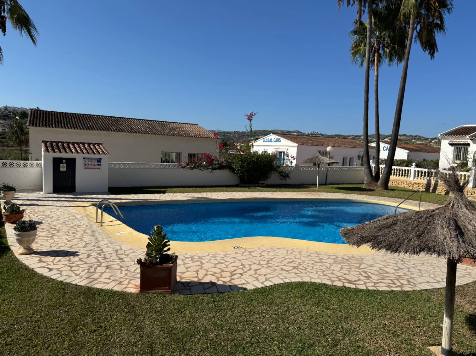 B1489 - Terraced house for sale in Moraira with 2 communal pools in residential area
