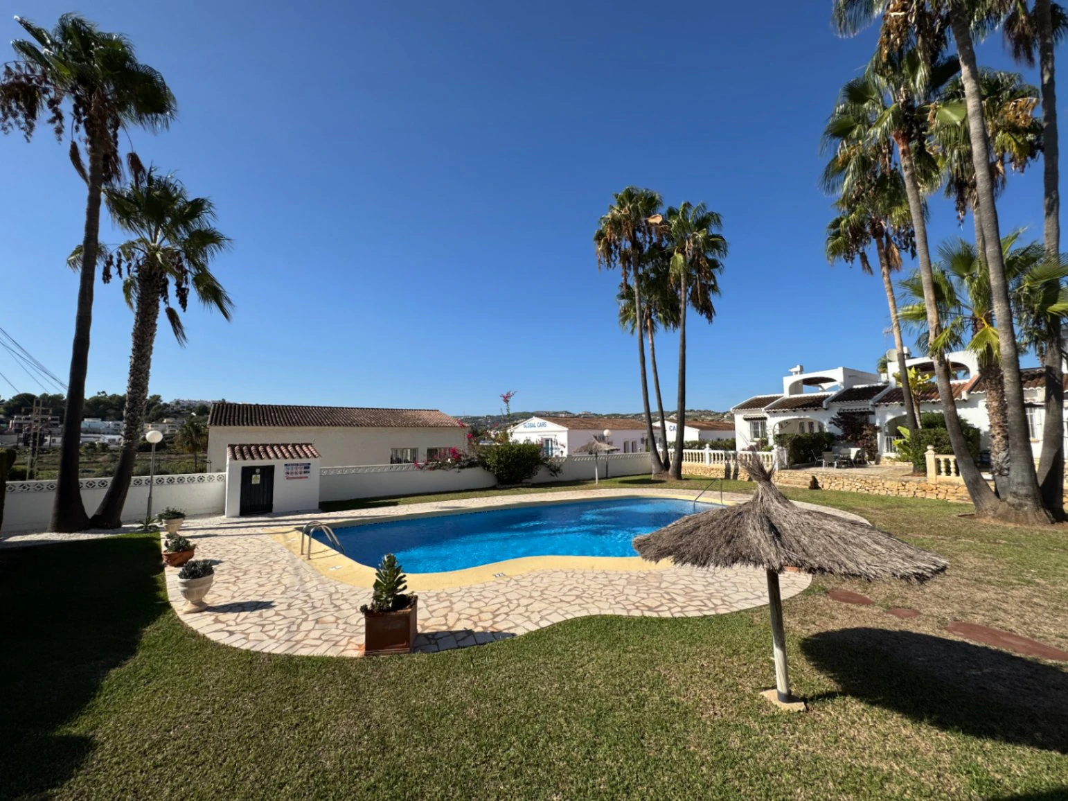 B1489 - Terraced house for sale in Moraira with 2 communal pools in residential area