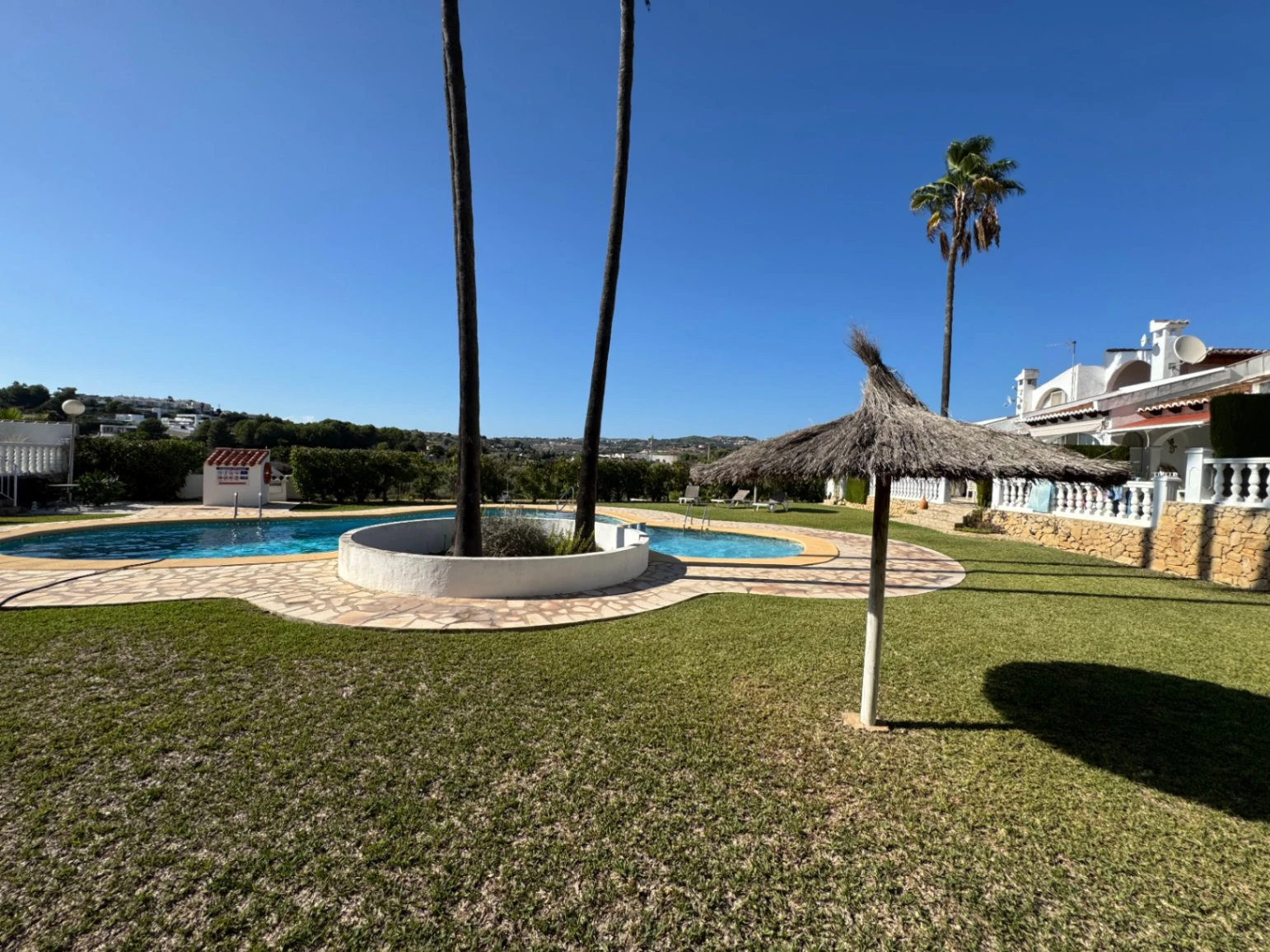 B1489 - Terraced house for sale in Moraira with 2 communal pools in residential area