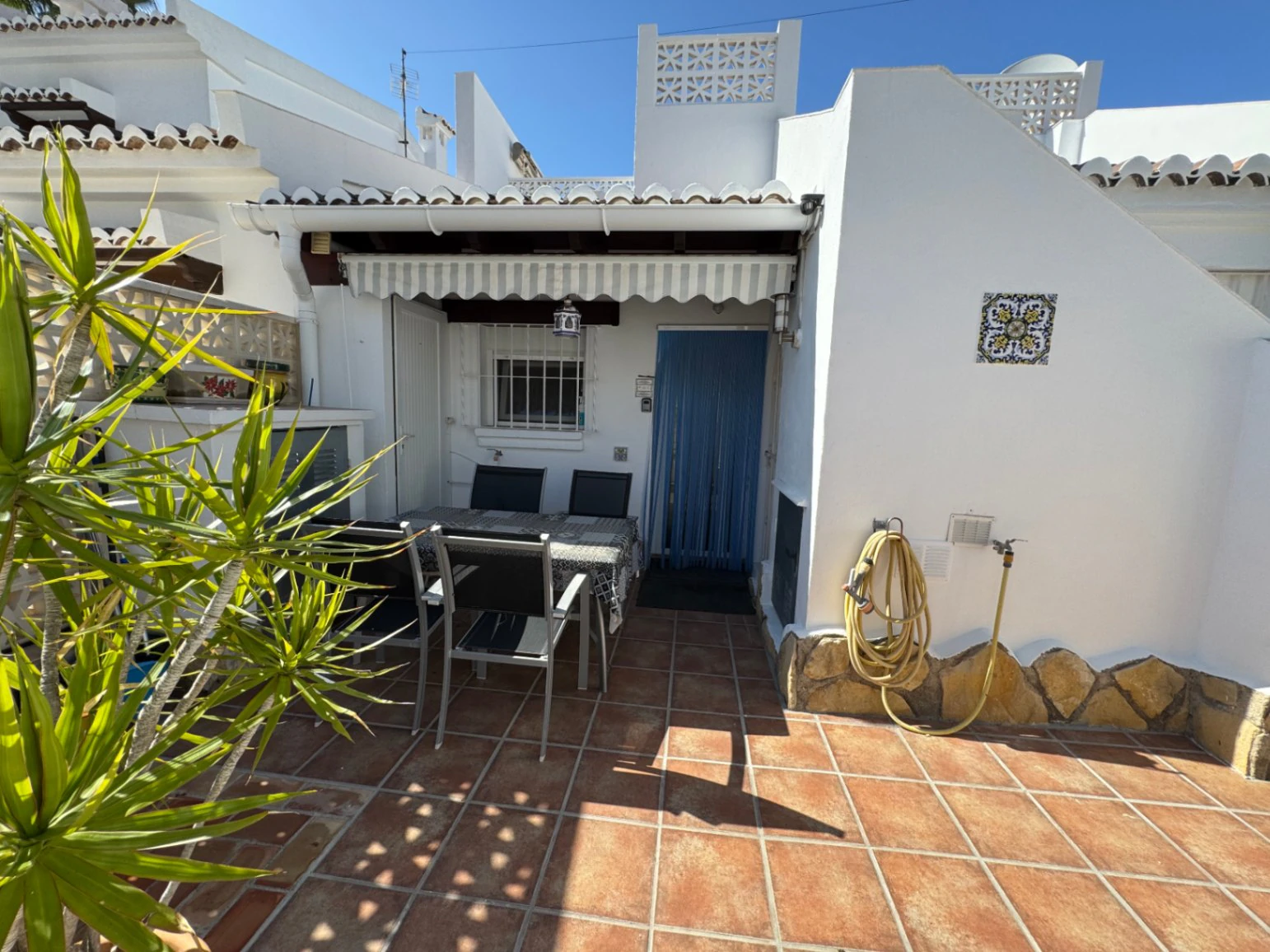 B1489 - Terraced house for sale in Moraira with 2 communal pools in residential area
