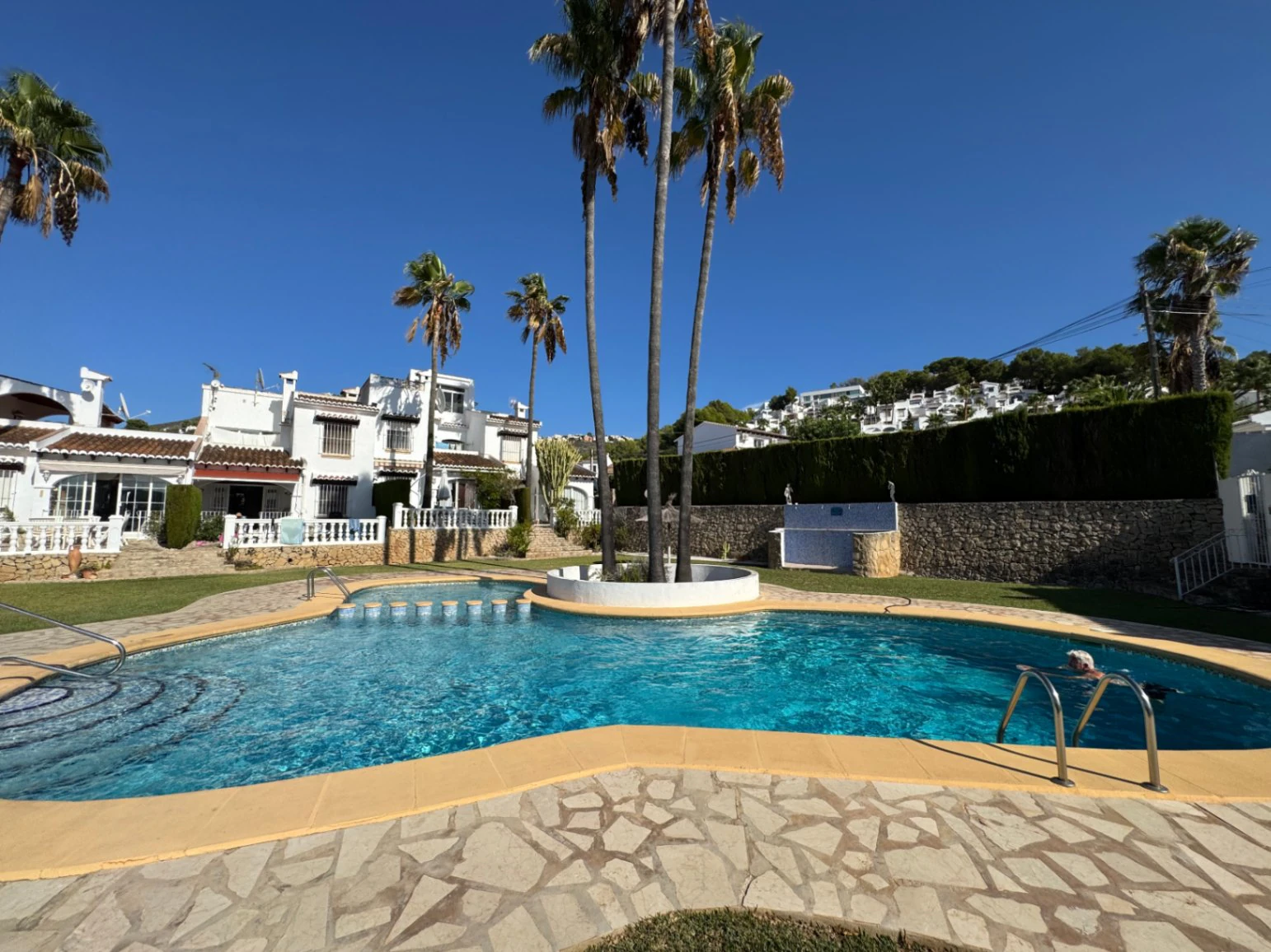 B1489 - Terraced house for sale in Moraira with 2 communal pools in residential area