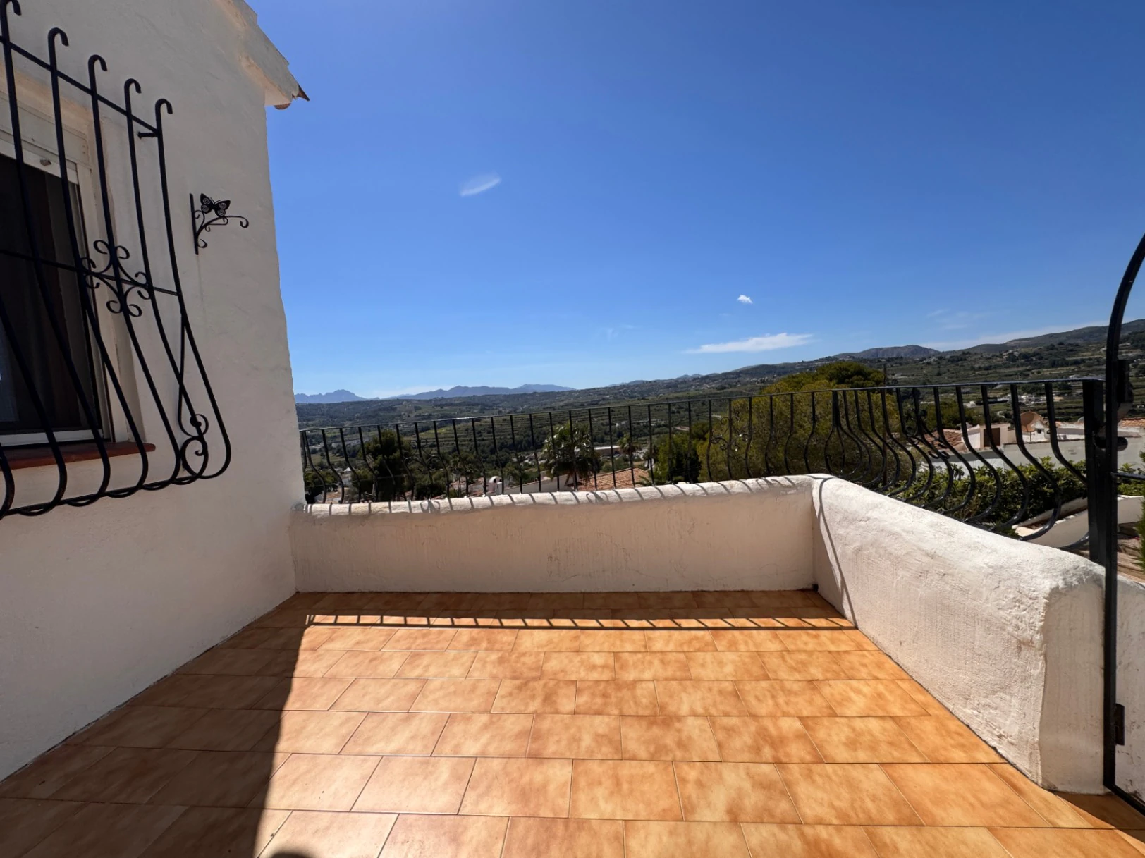 B1496 - Chalet semiadosado con vistas panorámicas y piscina comunitaria en Benitachell, cerca de Moraira