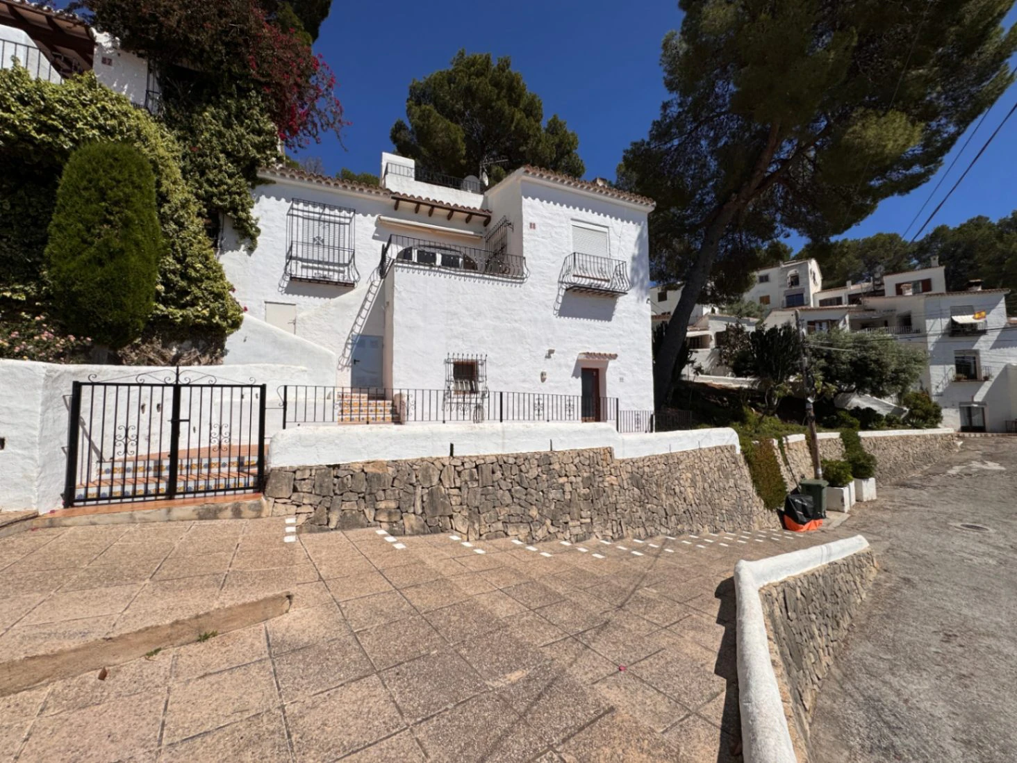 B1496 - Chalet semiadosado con vistas panorámicas y piscina comunitaria en Benitachell, cerca de Moraira