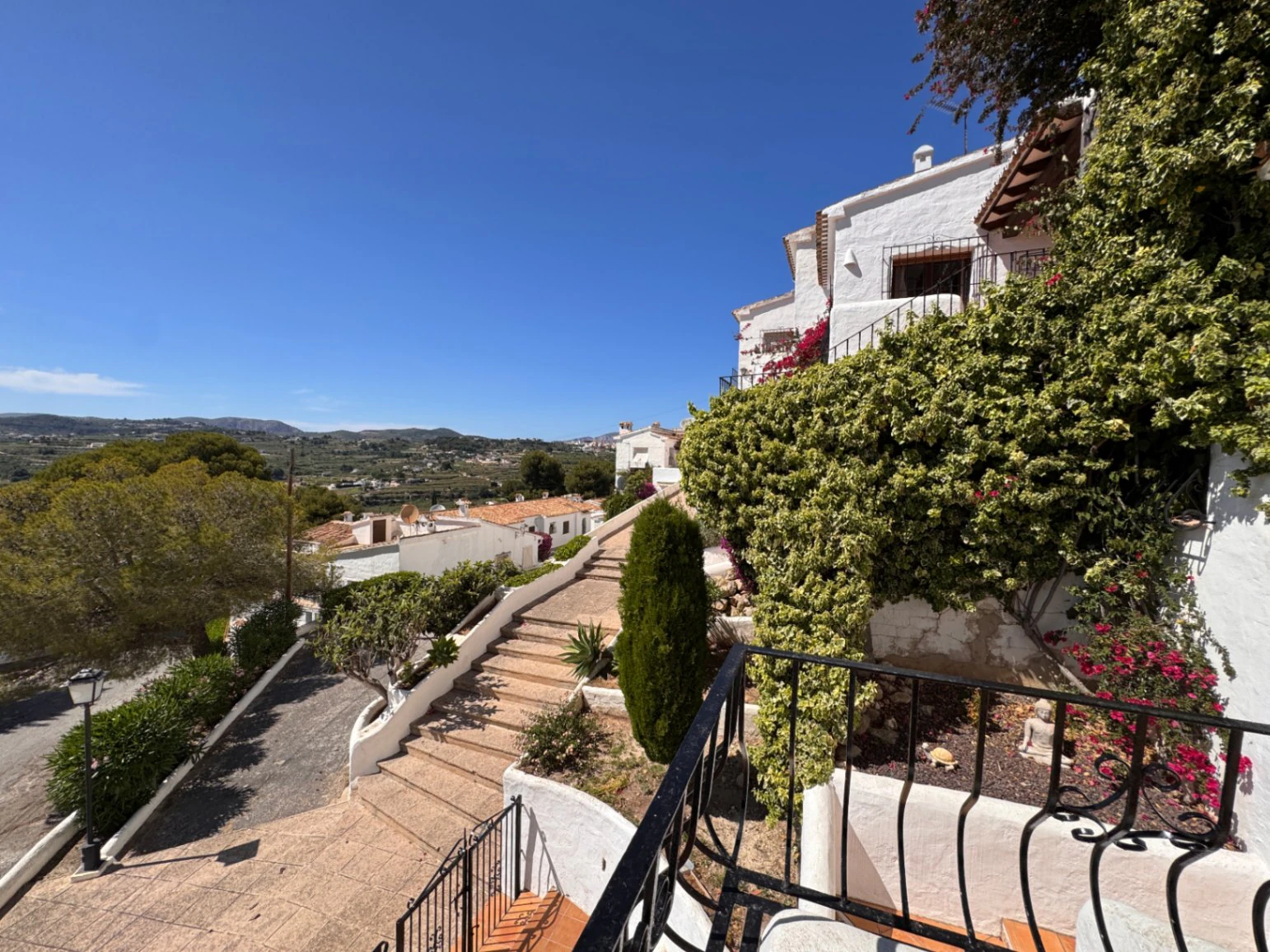 B1496 - Chalet semiadosado con vistas panorámicas y piscina comunitaria en Benitachell, cerca de Moraira