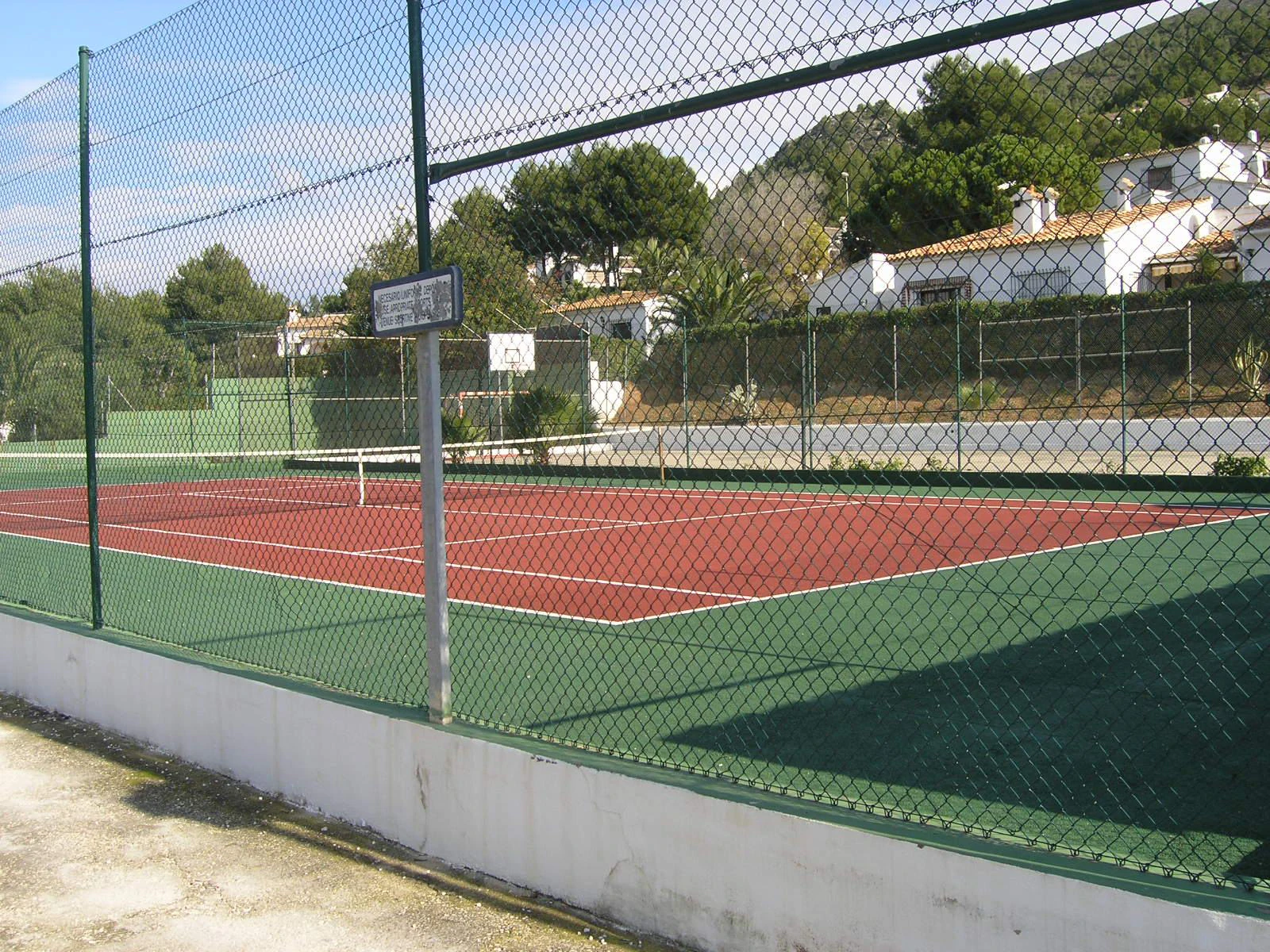 B1496 - Chalet semiadosado con vistas panorámicas y piscina comunitaria en Benitachell, cerca de Moraira