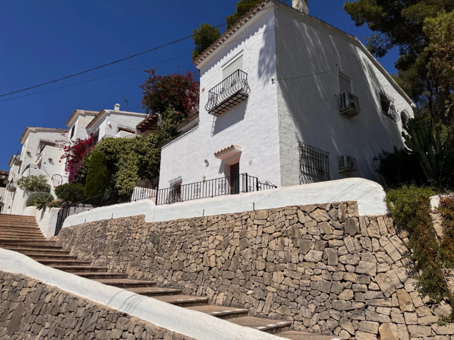 B1496 - Chalet semiadosado con vistas panorámicas y piscina comunitaria en Benitachell, cerca de Moraira