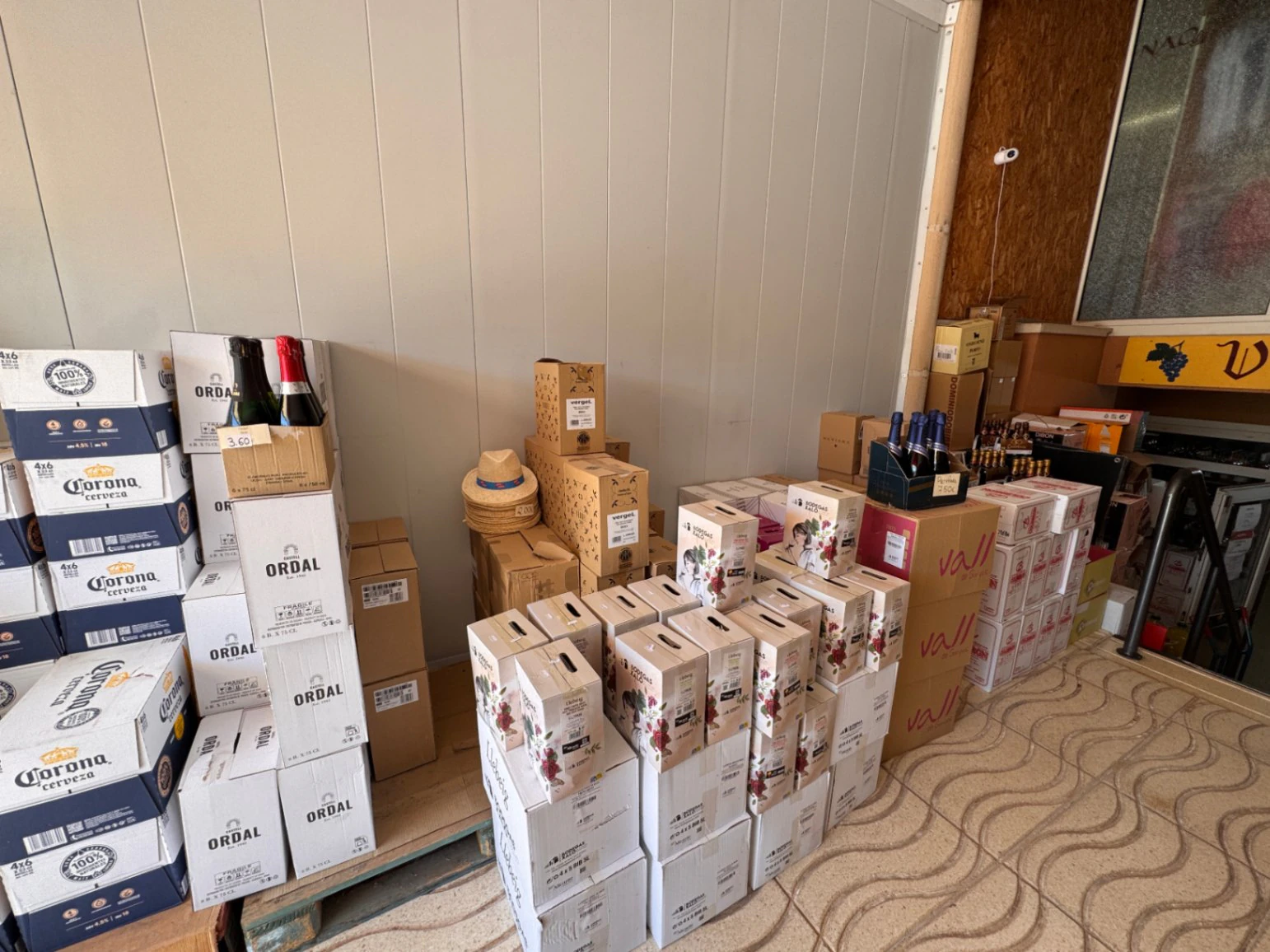 L0081A - Local comercial en venta en Moraira – Negocio listo para empezar a funcionar con stock incluido, ubicación en carretera principal