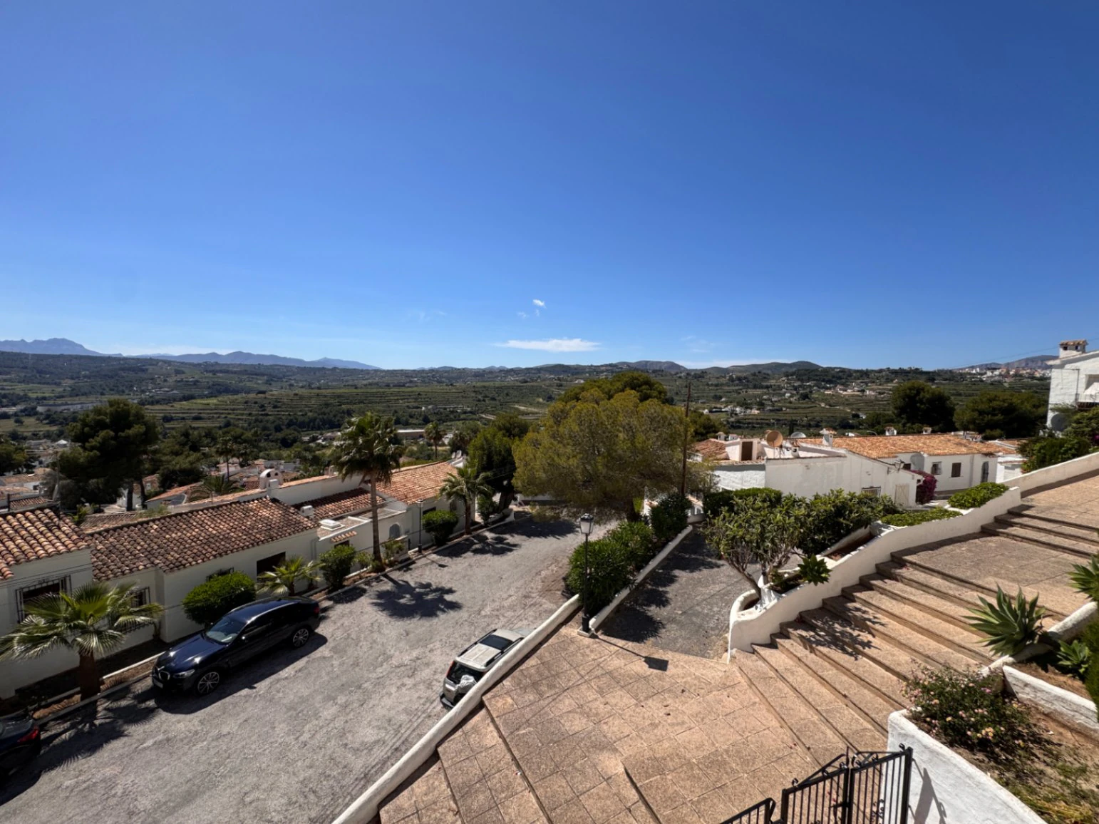 B1496 - Chalet semiadosado con vistas panorámicas y piscina comunitaria en Benitachell, cerca de Moraira
