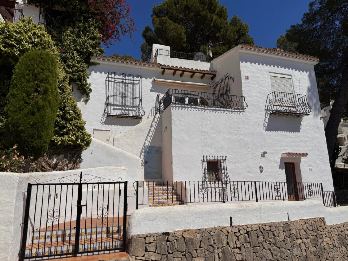 B1496 - Chalet semiadosado con vistas panorámicas y piscina comunitaria en Benitachell, cerca de Moraira