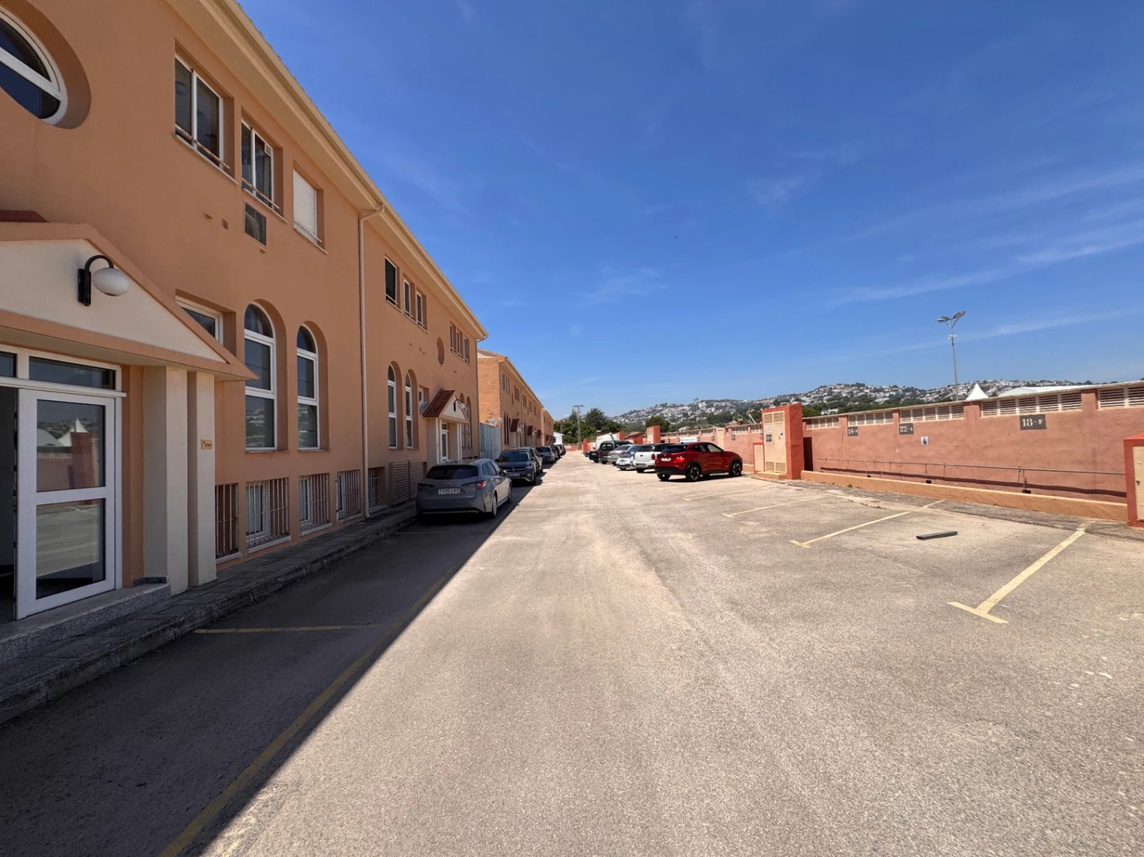 L0081A - Local comercial en venta en Moraira – Negocio listo para empezar a funcionar con stock incluido, ubicación en carretera principal