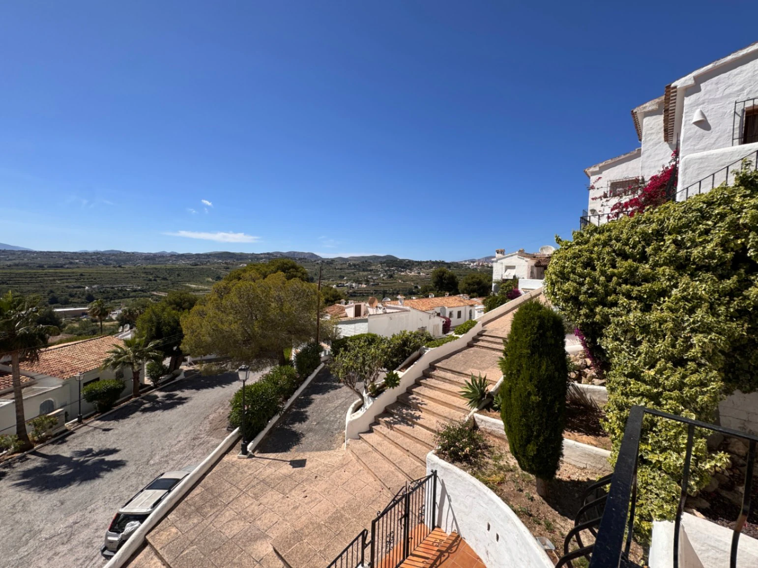 B1496 - Chalet semiadosado con vistas panorámicas y piscina comunitaria en Benitachell, cerca de Moraira