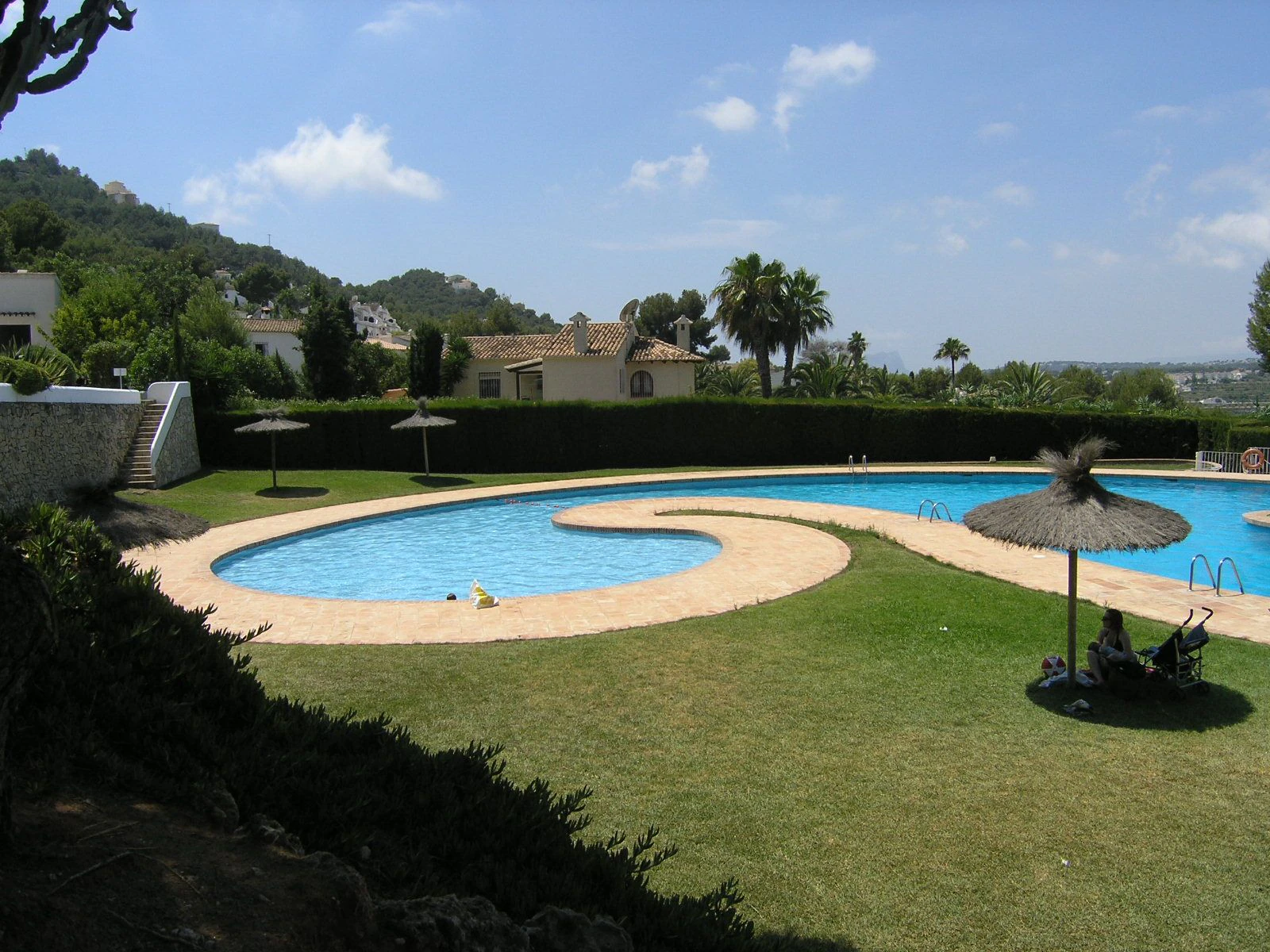 B1496 - Chalet semiadosado con vistas panorámicas y piscina comunitaria en Benitachell, cerca de Moraira