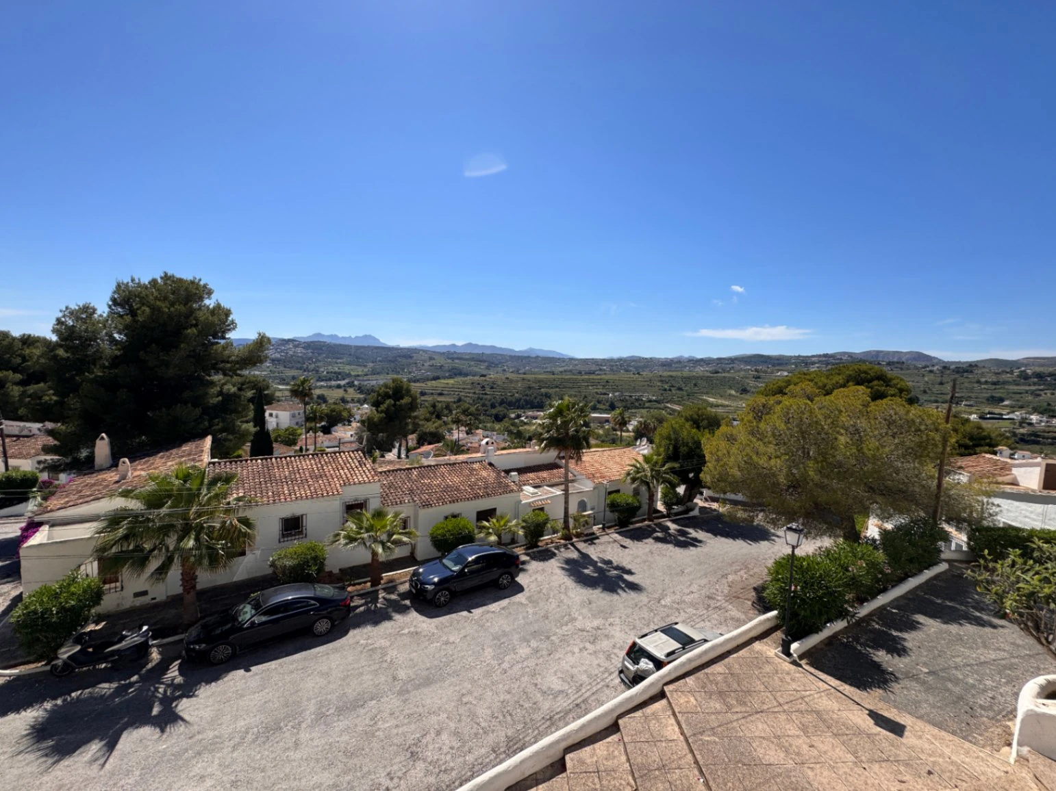 B1496 - Chalet semiadosado con vistas panorámicas y piscina comunitaria en Benitachell, cerca de Moraira